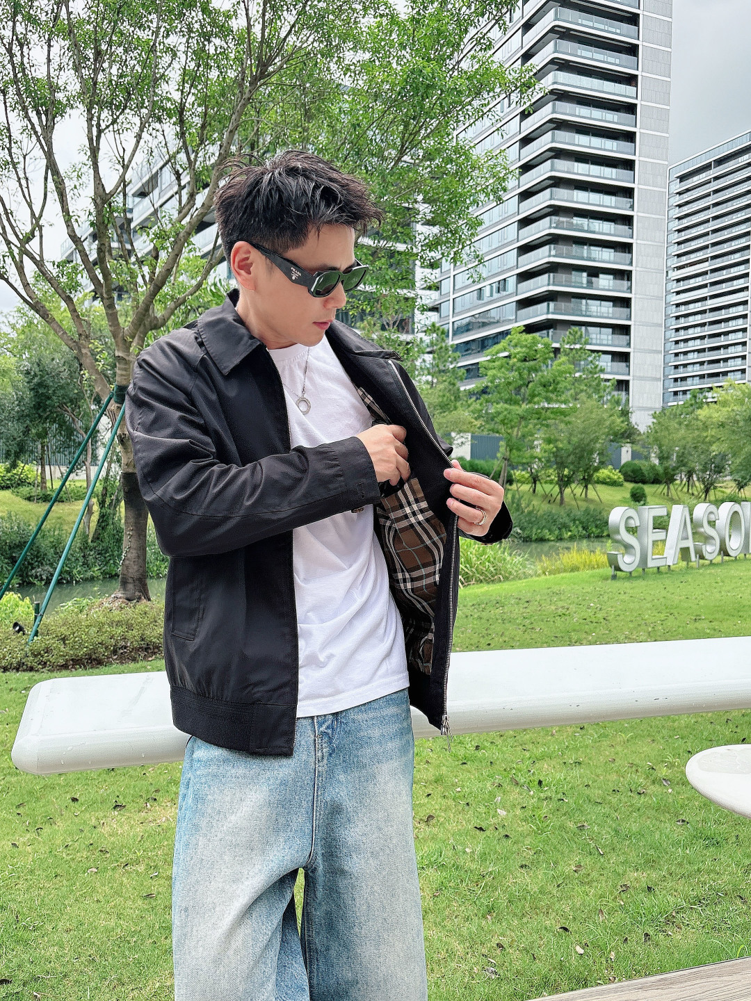 NO:517344,Model Photo Bur (the latest big logo for the high-end collar) (the version of the version) 2025FW early autumn new style released Burberry lapel jacket, autumn hot jacket, plaid inner, war horse embroidered jacket, comfortable and slim when worn, lazy and casual, combined with clean and simple colors, it is particularly pleasing to look at, suitable for daily wear~ I love to launch sports items embellished with vitality prints!  Size S-2XL complete three specifications H2025 new model first launch, burberry, burberry, jackets & coats, jackets & coats, alexander wang19860909模特图 Bur（高版本领口最新大标）（对版版本）2025FW早秋新款发布巴宝莉翻领夹克外套,秋季爆款外套,格子内里,战马刺绣款外套,穿上就是舒适自在又显瘦的存在,慵懒而随性,结合干净简单的色系就特别耐看,适合日常穿着~倾情推出缀饰活力印花的运动单品！ 尺码S-2XL 三标齐全 H2025新款首发,,burberry,burberry,jackets & coats,jackets & coats,alexander wang,Men's clothing