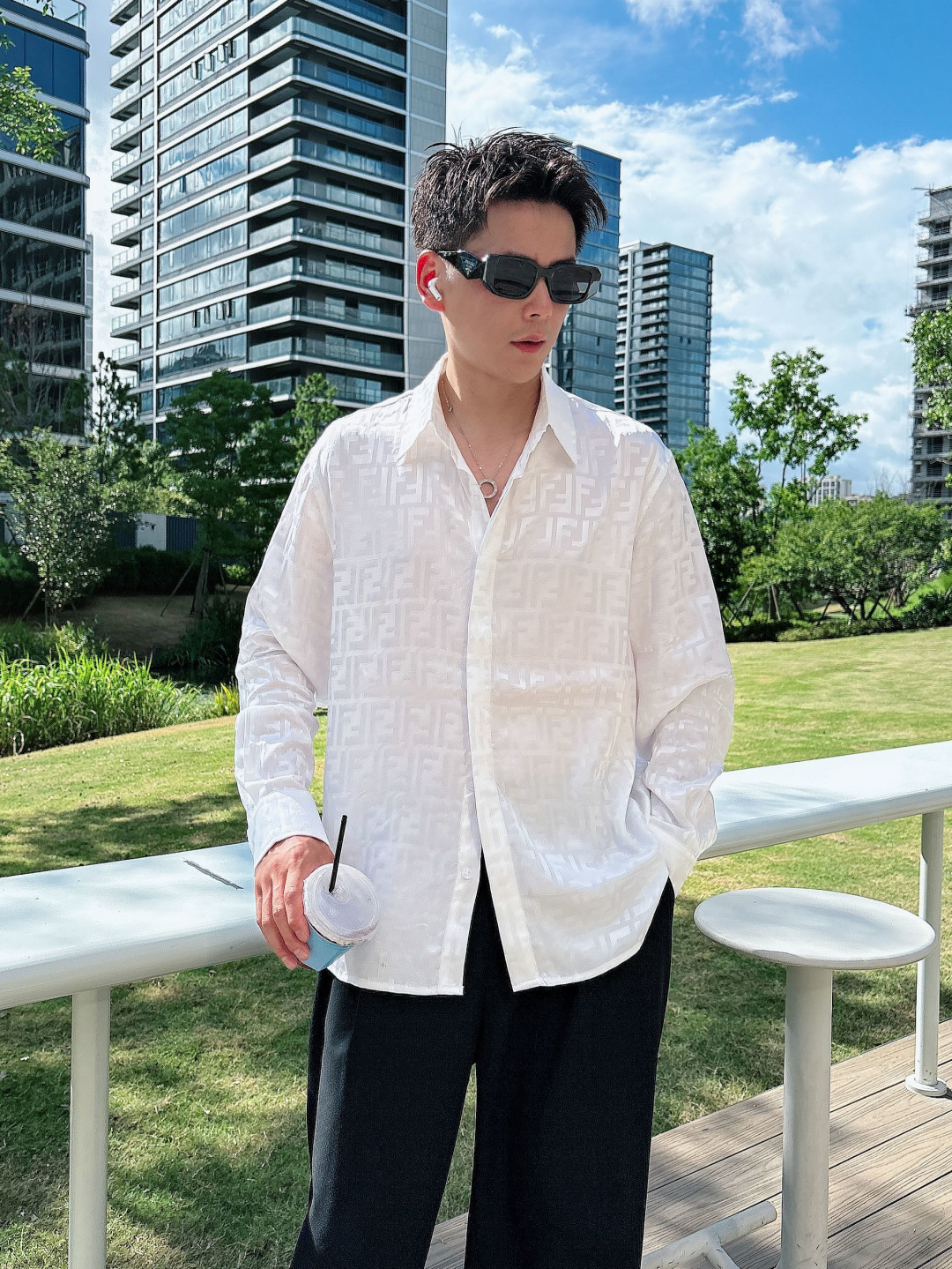 NO:517389,Model Picture 2025 FE hits, classic full-print double F letter jacquard shirt 2 exquisite jacquard logo, high-end version, counter customized fabric, high breathability and comfort, finely crafted, impeccable details, custom logo lettering buttons, complete three marks. Brand elements design concept, reflect high quality. The feel is delicate and soft!  It is casually cut, with a great upper body style!  S-XL, Shirts,alexander wang19860909模特图 2025 FE爆款来袭 经典满印双F字母提花衬衫 2精美提花Logo 高端版本,专柜定制面料 透气舒适度高,精工制作,细节处理完美无可挑剔,定制logo刻字纽扣,三标齐全.品牌元素设计理念,体现高品质.手感细腻柔软！呈现休闲裁剪,上身版型超赞！码数S-XL,,shirts,alexander wang,Men's clothing