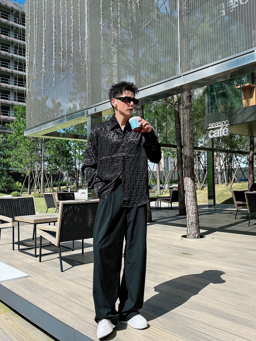 NO:517404,Model Picture 2025 FE hits, classic full-print double F letter jacquard shirt 2 exquisite jacquard logo, high-end version, counter customized fabric, high breathability and comfort, finely crafted, impeccable details, custom logo lettering buttons, complete three marks. Brand elements design concept, reflect high quality. The feel is delicate and soft!  It is casually cut, with a great upper body style!  S-XL, Shirts,alexander wang19860909模特图 2025 FE爆款来袭 经典满印双F字母提花衬衫 2精美提花Logo 高端版本,专柜定制面料 透气舒适度高,精工制作,细节处理完美无可挑剔,定制logo刻字纽扣,三标齐全.品牌元素设计理念,体现高品质.手感细腻柔软！呈现休闲裁剪,上身版型超赞！码数S-XL,,shirts,alexander wang,Men's clothing