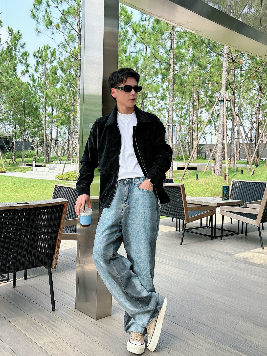 NO:517370,Model picture Dr.25FW new CD letter embossed pattern suede jacket, men's high-end urban lapel jacket. Private channel goods are coming again, platinum-grade tasting things. CD family hot elements portray, smooth and delicate suede fabric, lined with dark patterns jacquard letter logo, a wonderful item with an excellent temperament!  A god-level item that makes all tops look eclipsed!  When I encounter such an excellent product, I am willing to call it the strongest!  The style of this shirt jacket is very distinctive and unique. The lining is designed with dark-patterned jacquard letters, highlighting the fashionable atmosphere, emphasizing the classic soul texture, and highlighting the beauty of luxury and fashion. This style really has a natural high street beauty, meeting all your outfit needs, allowing you to look down on the whole world with trends!  The smooth and delicate suede fabric is crisp and comfortable, with soft texture. The simple lines are easy to wear with decent and elegant texture. The suede texture has a retro feel and a strong autumn and winter atmosphere. The rich but not ostentatious easily shows the affinity and high-end sense of clothing. Heavy texture, exquisite details, loose and stylish, full of silhouette and layering. The style is excellent, the upper body effect is unparalleled, and it is destined to be an excellent styling item that goes out, with a high return rate. Size S-2XL,,dior, jackets & coats, jackets & coats,chamois leather,alexander wang19860909模特图 Dr.25FW新款CD字母压纹图案麂皮绒夹克,男士高端都市风尚翻领外套.私密性质的渠道货再次来临,白金级品鉴心水之物.CD家族热元素刻画,顺滑细腻的麂皮绒面料,内衬暗纹提花字母标识,一款气质绝伦的妙曼单品！让所有上衣都黯然失色的神级单品！ 遇到一款如此的绝佳产物,我愿意称之其为最强！此款衬衣夹克的风格十分之鲜明独特,内衬采用暗纹提花字母图案设计,彰显时髦气息,着重强调经典的灵魂质感,凸显奢华时尚之美.此款真的有着浑然天成的高街美感,满足你的一切穿搭所需,让你用潮流俯视整个世界！ 顺滑细腻的麂皮绒面料,挺括舒适,质地柔软,简洁的线条廓形容易穿出得体优雅的质感,麂皮绒质地具有复古感和浓浓秋冬气息的颜色,浓郁却不张扬的轻松就展现出了服装的亲和力和高级感.重磅质感,细节精致感十足,宽松有范,廓形、层次感十足.版型绝佳,上身效果无与伦比,注定属于出街的优秀造型单品,回头率爆表. 尺码S-2XL,,dior,jackets & coats,jackets & coats,chamois leather,alexander wang,Men's clothing