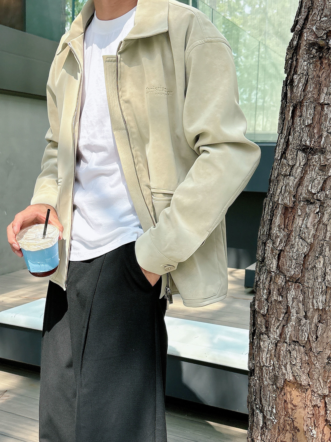 NO:517382,Model picture Dr.25FW new CD letter embossed pattern suede jacket, men's high-end urban lapel jacket. Private channel goods are coming again, platinum-grade tasting things. CD family hot elements portray, smooth and delicate suede fabric, lined with dark patterns jacquard letter logo, a wonderful item with an excellent temperament!  A god-level item that makes all tops look eclipsed!  When I encounter such an excellent product, I am willing to call it the strongest!  The style of this shirt jacket is very distinctive and unique. The lining is designed with dark-patterned jacquard letters, highlighting the fashionable atmosphere, emphasizing the classic soul texture, and highlighting the beauty of luxury and fashion. This style really has a natural high street beauty, meeting all your outfit needs, allowing you to look down on the whole world with trends!  The smooth and delicate suede fabric is crisp and comfortable, with soft texture. The simple lines are easy to wear with decent and elegant texture. The suede texture has a retro feel and a strong autumn and winter atmosphere. The rich but not ostentatious easily shows the affinity and high-end sense of clothing. Heavy texture, exquisite details, loose and stylish, full of silhouette and layering. The style is excellent, the upper body effect is unparalleled, and it is destined to be an excellent styling item that goes out, with a high return rate. Size S-2XL,,dior, jackets & coats, jackets & coats,chamois leather,alexander wang19860909模特图 Dr.25FW新款CD字母压纹图案麂皮绒夹克,男士高端都市风尚翻领外套.私密性质的渠道货再次来临,白金级品鉴心水之物.CD家族热元素刻画,顺滑细腻的麂皮绒面料,内衬暗纹提花字母标识,一款气质绝伦的妙曼单品！让所有上衣都黯然失色的神级单品！ 遇到一款如此的绝佳产物,我愿意称之其为最强！此款衬衣夹克的风格十分之鲜明独特,内衬采用暗纹提花字母图案设计,彰显时髦气息,着重强调经典的灵魂质感,凸显奢华时尚之美.此款真的有着浑然天成的高街美感,满足你的一切穿搭所需,让你用潮流俯视整个世界！ 顺滑细腻的麂皮绒面料,挺括舒适,质地柔软,简洁的线条廓形容易穿出得体优雅的质感,麂皮绒质地具有复古感和浓浓秋冬气息的颜色,浓郁却不张扬的轻松就展现出了服装的亲和力和高级感.重磅质感,细节精致感十足,宽松有范,廓形、层次感十足.版型绝佳,上身效果无与伦比,注定属于出街的优秀造型单品,回头率爆表. 尺码S-2XL,,dior,jackets & coats,jackets & coats,chamois leather,alexander wang,Men's clothing