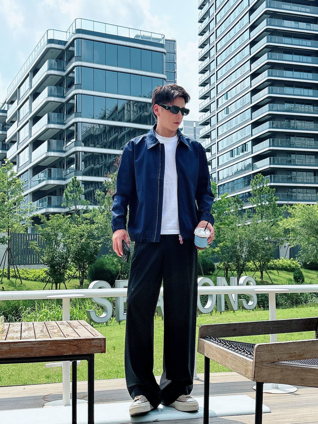 NO:517377,Model Picture The collision of classic and innovation, the unique design and high quality of Kiton lapel jacket Kiton jacket make the wearer more conspicuous in the crowd. Special attention is paid to tailoring technology, and the three-dimensional and line beauty of this jacket is displayed through precise cutting and detailed wiring, which is fit and natural and atmospheric. It is unique in detail processing, customized auxiliary hardware accessories for customers, and the red metal zipper head is really eye-catching, and the cuffs are elastic tightened to keep warm. The collar adopts a lapel design, which is both in line with fashion trends and can effectively prevent wind. The classic design of Kiton jacket is simple and elegant, retaining the classic elements of the windbreaker and incorporating fashion elements, making the jacket more fashionable and versatile. Two colors are available to meet the matching needs of different clothing.  It has both classic eternal charm and modern fashion atmosphere. Whether it is a solemn business occasion or a relaxed leisure time, the Kiton jacket can show the wearer's elegant temperament and unique taste. S-2XL, Jackets & coats, Jackets & coats, alexander wang19860909模特图 经典与创新的碰撞,Kiton翻领夹克外套Kiton夹克的独特设计和高品质,使穿着者在人群中更加显眼. 尤其注重剪裁工艺,通过精准的裁剪和细致的走线,展现出这款夹克的立体感和线条美,穿着合身且自然大气. 在细节处理上独具匠心,客供订制辅料五金配件,红色金属拉链头着实醒目亮眼,袖口采用弹力收紧设计,可以更好地保暖；领口采用翻领设计,既符合时尚潮流,又能有效防风； 经典设计Kiton的夹克设计简约而不失优雅,既保留了风衣的经典元素,又融入了时尚元素,使夹克更加时尚百搭. 提供2种颜色的选择,以满足不同服饰的搭配需求. 既有经典的永恒魅力,又不失现代的时尚气息.无论是庄重的商务场合,还是轻松的休闲时光,Kiton夹克都能展现出穿着者的优雅气质和独特品味. 码数S-2XL,,jackets & coats,jackets & coats,alexander wang,Men's clothing