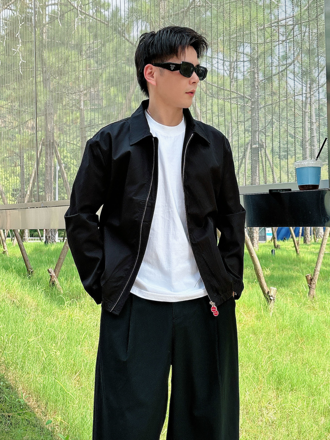 NO:517366,Model Picture The collision of classic and innovation, the unique design and high quality of Kiton lapel jacket Kiton jacket make the wearer more conspicuous in the crowd. Special attention is paid to tailoring technology, and the three-dimensional and line beauty of this jacket is displayed through precise cutting and detailed wiring, which is fit and natural and atmospheric. It is unique in detail processing, customized auxiliary hardware accessories for customers, and the red metal zipper head is really eye-catching, and the cuffs are elastic tightened to keep warm. The collar adopts a lapel design, which is both in line with fashion trends and can effectively prevent wind. The classic design of Kiton jacket is simple and elegant, retaining the classic elements of the windbreaker and incorporating fashion elements, making the jacket more fashionable and versatile. Two colors are available to meet the matching needs of different clothing.  It has both classic eternal charm and modern fashion atmosphere. Whether it is a solemn business occasion or a relaxed leisure time, the Kiton jacket can show the wearer's elegant temperament and unique taste. S-2XL, Jackets & coats, Jackets & coats, alexander wang19860909模特图 经典与创新的碰撞,Kiton翻领夹克外套Kiton夹克的独特设计和高品质,使穿着者在人群中更加显眼. 尤其注重剪裁工艺,通过精准的裁剪和细致的走线,展现出这款夹克的立体感和线条美,穿着合身且自然大气. 在细节处理上独具匠心,客供订制辅料五金配件,红色金属拉链头着实醒目亮眼,袖口采用弹力收紧设计,可以更好地保暖；领口采用翻领设计,既符合时尚潮流,又能有效防风； 经典设计Kiton的夹克设计简约而不失优雅,既保留了风衣的经典元素,又融入了时尚元素,使夹克更加时尚百搭. 提供2种颜色的选择,以满足不同服饰的搭配需求. 既有经典的永恒魅力,又不失现代的时尚气息.无论是庄重的商务场合,还是轻松的休闲时光,Kiton夹克都能展现出穿着者的优雅气质和独特品味. 码数S-2XL,,jackets & coats,jackets & coats,alexander wang,Men's clothing