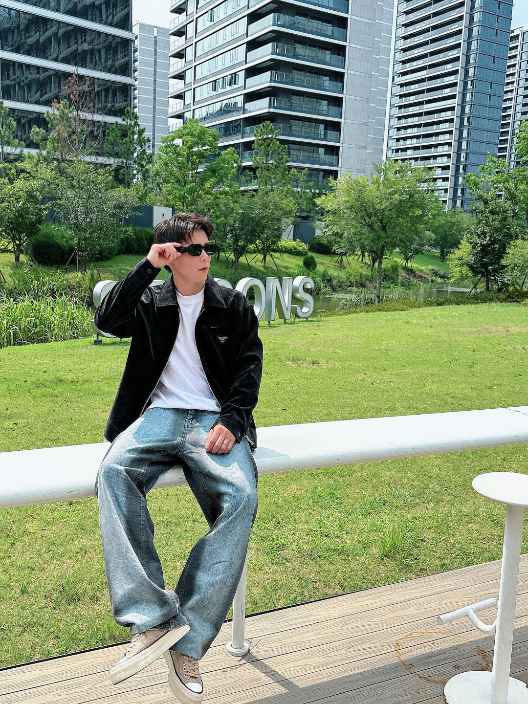 NO:517364,Model Picture FWPra - Craftsmanship Dream Weaving comes from the Italian series, with ingenious craftsmanship and classic triangle marks to create an extraordinary new favorite for you. The 2025 two-color suit jacket, imported suede fabric, simulates an unexpected touch, as smooth and soft as baby's skin. It shows luxurious luster in low-key; every inch outlines the three-dimensional texture. Makes simplicity not simple. The minimalist reveals a sense of high-end feeling, like the finishing touch, making every turn your mind the focus. Delicate and luxurious, showing the charm of the brand. Color Black and white Size S-2XL,,prada, jackets & coats,business suit,chamois leather,alexander wang19860909模特图 FWPra-匠心织梦源自意大利系列,以匠心独运,经典三角标为您打造不凡的衣橱新宠. 2025双色西装外套,进口麂皮面料,模拟出超乎想象的手感,如婴儿肌肤一样细滑柔软.低调中彰显奢华光泽；每一寸都勾勒出立体肌理感.让简约不简单.极简中透出高级感,如同画龙点睛,让您的每一次转身都成为焦点.细腻奢华,尽显品牌魅力. 颜色 黑色白色 尺码S-2XL,,prada,jackets & coats,business suit,chamois leather,alexander wang,Men's clothing