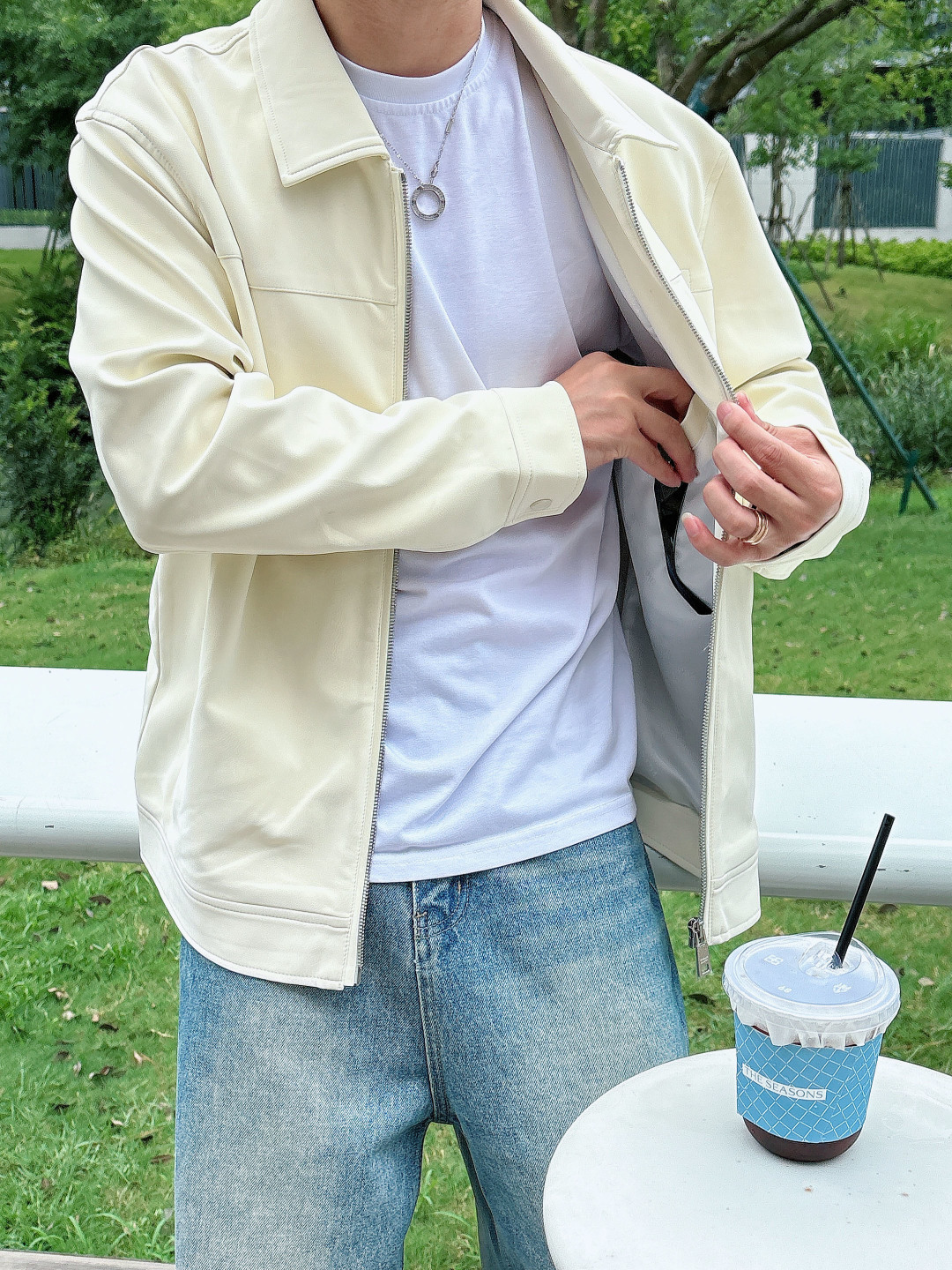 NO:517351,Model Picture FWPra - Craftsmanship Dream Weaving comes from the Italian series, with ingenious craftsmanship and classic triangle marks to create an extraordinary new favorite for you. The 2025 two-color suit jacket, imported suede fabric, simulates an unexpected touch, as smooth and soft as baby's skin. It shows luxurious luster in low-key; every inch outlines the three-dimensional texture. Makes simplicity not simple. The minimalist reveals a sense of high-end feeling, like the finishing touch, making every turn your mind the focus. Delicate and luxurious, showing the brand charm. Color Black and white Size S-2XL,,prada, jackets & coats,business suit,chamois leather,alexander wang19860909模特图 FWPra-匠心织梦源自意大利系列,以匠心独运,经典三角标为您打造不凡的衣橱新宠. 2025双色西装外套,进口麂皮面料,模拟出超乎想象的手感,如婴儿肌肤一样细滑柔软.低调中彰显奢华光泽；每一寸都勾勒出立体肌理感.让简约不简单.极简中透出高级感,如同画龙点睛,让您的每一次转身都成为焦点.细腻奢华,尽显品牌魅力. 颜色 黑色白色 尺码S-2XL,,prada,jackets & coats,business suit,chamois leather,alexander wang,Men's clothing