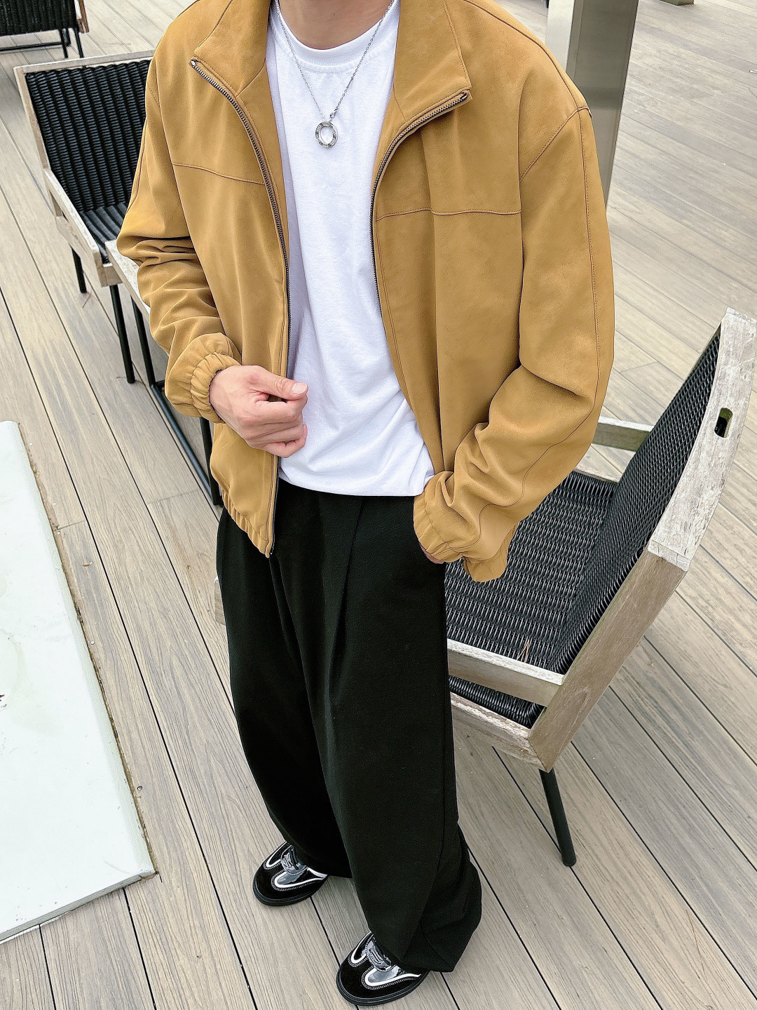 NO:517400,Model picture LP Lao Qian style Classic men's business and casual small-stop lapel jacket. Fashion with typical Italian style, trading company's channel products are very exquisite in fabric selection and craftsmanship, which is very consistent with the aesthetic tone of the LP family, low-key and luxurious, elegant and noble. Every detail proves the brand's own sense of high-endness. The Italian minimalist, capable and outdoor functional style are the ultimate interpretation, both solemn and harmonious, and the upper body is full of style!  A treasure-level functional equipment that combines fashion sense and design sense creates unique styling items, improved pilot styling design, classic stand collar design, retro age-reducing and very fashionable, with elastic designs on the cuffs and hem, and Italian customers provide imported suede fabrics. The texture is as delicate as baby's skin. It is crisp and superior, quite elegant and fashionable!  The color matching is light and versatile, the style is cut and neat, and the upper body instantly highlights the spirit. It is full of styles and can easily control various body shapes. It is a jacket that combines business commuting and outdoor leisure. It is an equipment with extremely high attendance rate in practical wear!  Colors and three colors fly together. S-2XL, loro piano, jackets & coats, jackets & coats, chamois leather, alexander wang19860909模特图 LP 老钱风 经典男士商务休闲小站领夹克外套.颇具意大利典型风格的时装,贸易公司渠道臻品 在面料选取和工艺方面都相当考究,极符合LP家族美学基调,低调且奢华,优雅且高贵,每一个细节都在力证品牌自身的高级感,通体将意式的极简、干练和户外功能性风格极致诠释,亦庄亦谐,上身型款十足！集时装感与设计感的一款宝藏级功能型装备,塑造出别具一格的造型单品,改良式的飞行员造型设计,经典的站领设计,复古减龄又非常时髦,袖口与下摆运用松紧设计,意大利客供进口麂皮面料.质感如婴儿皮肤一样细腻.挺括性优越,颇为优雅且时髦！配色轻熟百搭,版型剪裁干练利落,上身瞬间凸显出精神感,型款十足,轻松驾驭各种身型,商务通勤与户外休闲完美兼备的一款外套,属于实穿性出勤率极高的一款装备！ 颜色三色齐飞 码数S-2XL,,loro piana,jackets & coats,jackets & coats,chamois leather,alexander wang,Men's clothing