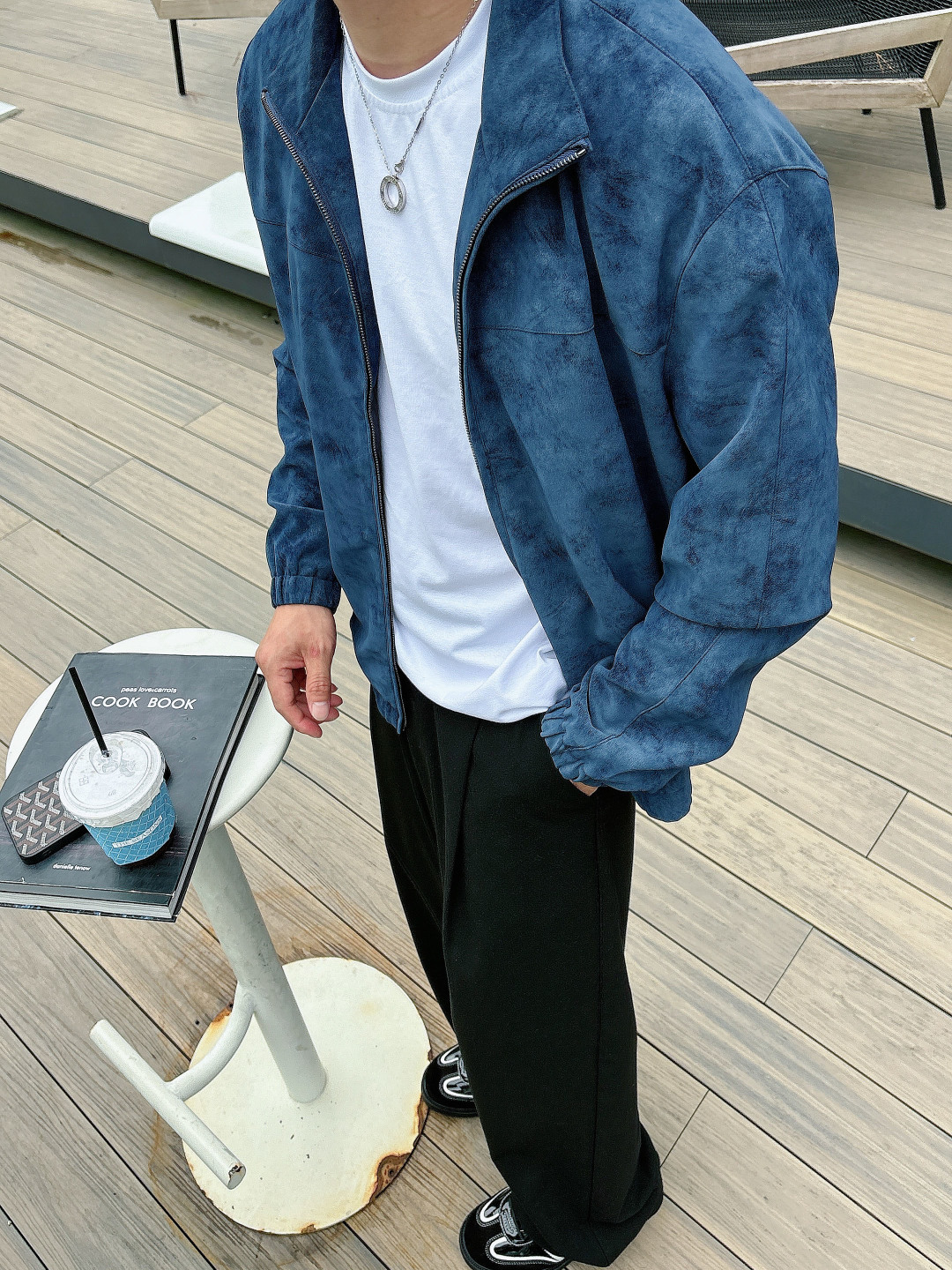 NO:517388,Model picture LP Lao Qian style Classic men's business and casual small-stop lapel jacket. Fashion with typical Italian style, trading company's channel products are very exquisite in fabric selection and craftsmanship, which is very consistent with the aesthetic tone of the LP family, low-key and luxurious, elegant and noble. Every detail proves the brand's own sense of high-endness. The Italian minimalist, capable and outdoor functional style are the ultimate interpretation, both solemn and harmonious, and the upper body is full of style!  A treasure-level functional equipment that combines fashion sense and design sense creates unique styling items, improved pilot styling design, classic stand collar design, retro age-reducing and very fashionable, with elastic designs on the cuffs and hem, and Italian customers provide imported suede fabrics. The texture is as delicate as baby's skin. It is crisp and superior, quite elegant and fashionable!  The color matching is light and versatile, the style is cut and neat, and the upper body instantly highlights the spirit. It is full of styles and can easily control various body shapes. It is a jacket that combines business commuting and outdoor leisure. It is an equipment with extremely high attendance rate in practical wear!  Colors and three colors fly together. S-2XL, loro piano, jackets & coats, jackets & coats, chamois leather, alexander wang19860909模特图 LP 老钱风 经典男士商务休闲小站领夹克外套.颇具意大利典型风格的时装,贸易公司渠道臻品 在面料选取和工艺方面都相当考究,极符合LP家族美学基调,低调且奢华,优雅且高贵,每一个细节都在力证品牌自身的高级感,通体将意式的极简、干练和户外功能性风格极致诠释,亦庄亦谐,上身型款十足！集时装感与设计感的一款宝藏级功能型装备,塑造出别具一格的造型单品,改良式的飞行员造型设计,经典的站领设计,复古减龄又非常时髦,袖口与下摆运用松紧设计,意大利客供进口麂皮面料.质感如婴儿皮肤一样细腻.挺括性优越,颇为优雅且时髦！配色轻熟百搭,版型剪裁干练利落,上身瞬间凸显出精神感,型款十足,轻松驾驭各种身型,商务通勤与户外休闲完美兼备的一款外套,属于实穿性出勤率极高的一款装备！ 颜色三色齐飞 码数S-2XL,,loro piana,jackets & coats,jackets & coats,chamois leather,alexander wang,Men's clothing