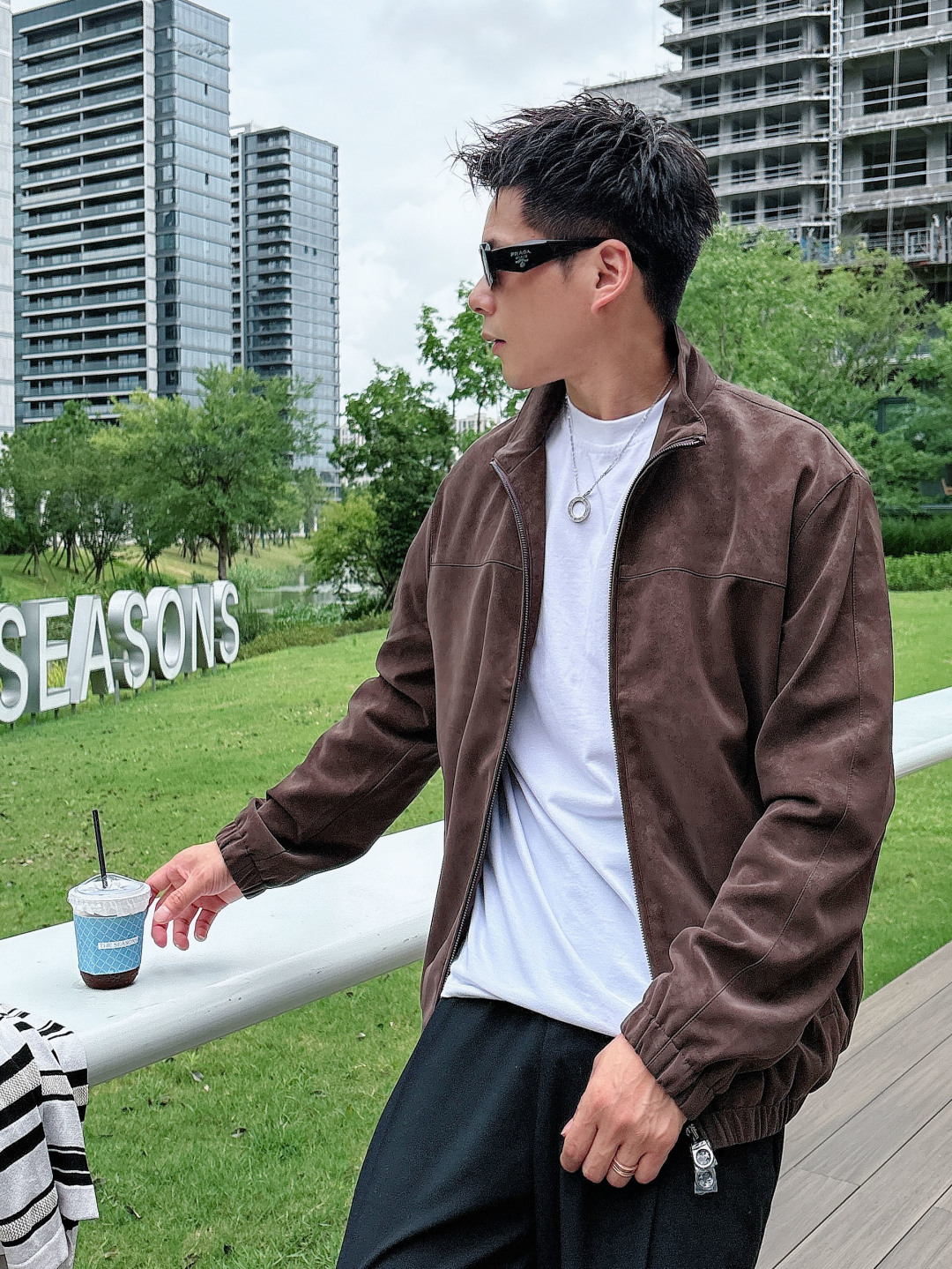 NO:517394,Model picture LP Lao Qian style Classic men's business and casual small-stop lapel jacket. Fashion with typical Italian style, trading company's channel products are very exquisite in fabric selection and craftsmanship, which is very consistent with the aesthetic tone of the LP family, low-key and luxurious, elegant and noble. Every detail proves the brand's own sense of high-endness. The Italian minimalist, capable and outdoor functional style are the ultimate interpretation, both solemn and harmonious, and the upper body is full of style!  A treasure-level functional equipment that combines fashion sense and design sense creates unique styling items, improved pilot styling design, classic stand collar design, retro age-reducing and very fashionable, with elastic designs on the cuffs and hem, and Italian customers provide imported suede fabrics. The texture is as delicate as baby's skin. It is crisp and superior, quite elegant and fashionable!  The color matching is light and versatile, the style is cut and neat, and the upper body instantly highlights the spirit. It is full of styles and can easily control various body shapes. It is a jacket that combines business commuting and outdoor leisure. It is an equipment with extremely high attendance rate in practical wear!  Colors and three colors fly together. S-2XL, loro piano, jackets & coats, jackets & coats, chamois leather, alexander wang19860909模特图 LP 老钱风 经典男士商务休闲小站领夹克外套.颇具意大利典型风格的时装,贸易公司渠道臻品 在面料选取和工艺方面都相当考究,极符合LP家族美学基调,低调且奢华,优雅且高贵,每一个细节都在力证品牌自身的高级感,通体将意式的极简、干练和户外功能性风格极致诠释,亦庄亦谐,上身型款十足！集时装感与设计感的一款宝藏级功能型装备,塑造出别具一格的造型单品,改良式的飞行员造型设计,经典的站领设计,复古减龄又非常时髦,袖口与下摆运用松紧设计,意大利客供进口麂皮面料.质感如婴儿皮肤一样细腻.挺括性优越,颇为优雅且时髦！配色轻熟百搭,版型剪裁干练利落,上身瞬间凸显出精神感,型款十足,轻松驾驭各种身型,商务通勤与户外休闲完美兼备的一款外套,属于实穿性出勤率极高的一款装备！ 颜色三色齐飞 码数S-2XL,,loro piana,jackets & coats,jackets & coats,chamois leather,alexander wang,Men's clothing