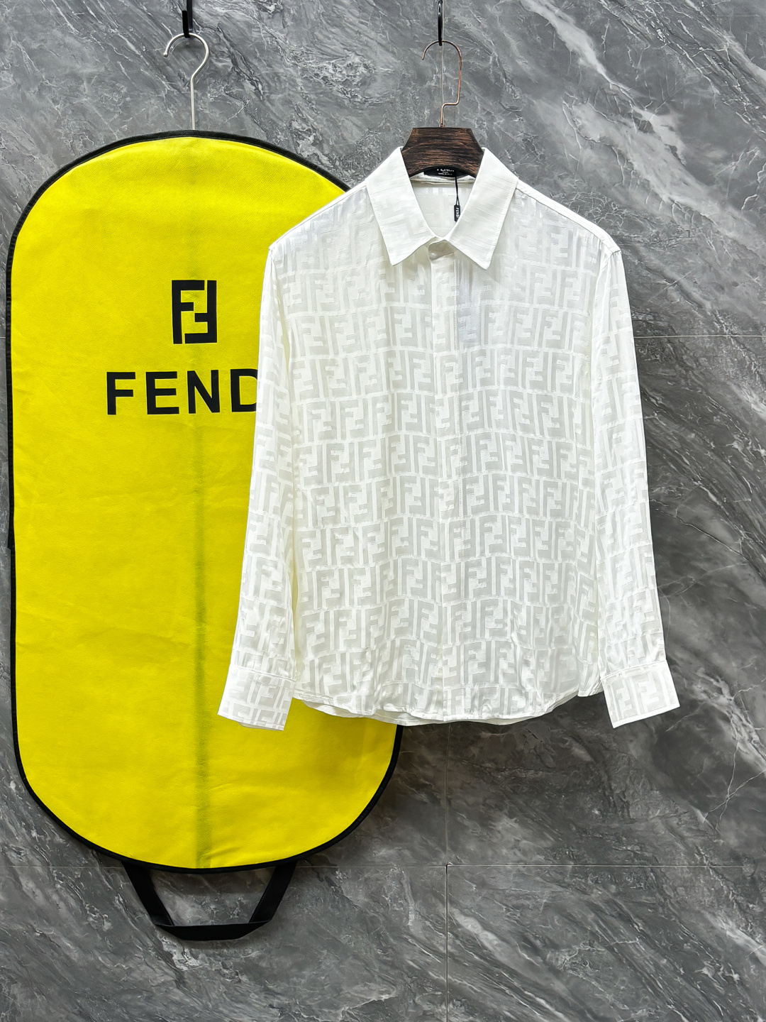 NO:531985,2025 FE hits, classic full-print double F letter jacquard shirt 2 exquisite jacquard logo, high-end version, customized counter fabric, high breathability and comfort, finely crafted, impeccable details, custom logo lettering buttons, complete three marks. Brand elements design concept, reflect high quality. The feel is delicate and soft!  It is casually cut, with a great upper body style!  S-XL, Shirts,alexander wang198609092025 FE爆款来袭 经典满印双F字母提花衬衫 2精美提花Logo 高端版本,专柜定制面料 透气舒适度高,精工制作,细节处理完美无可挑剔,定制logo刻字纽扣,三标齐全.品牌元素设计理念,体现高品质.手感细腻柔软！呈现休闲裁剪,上身版型超赞！码数S-XL,,shirts,alexander wang,Men's clothing