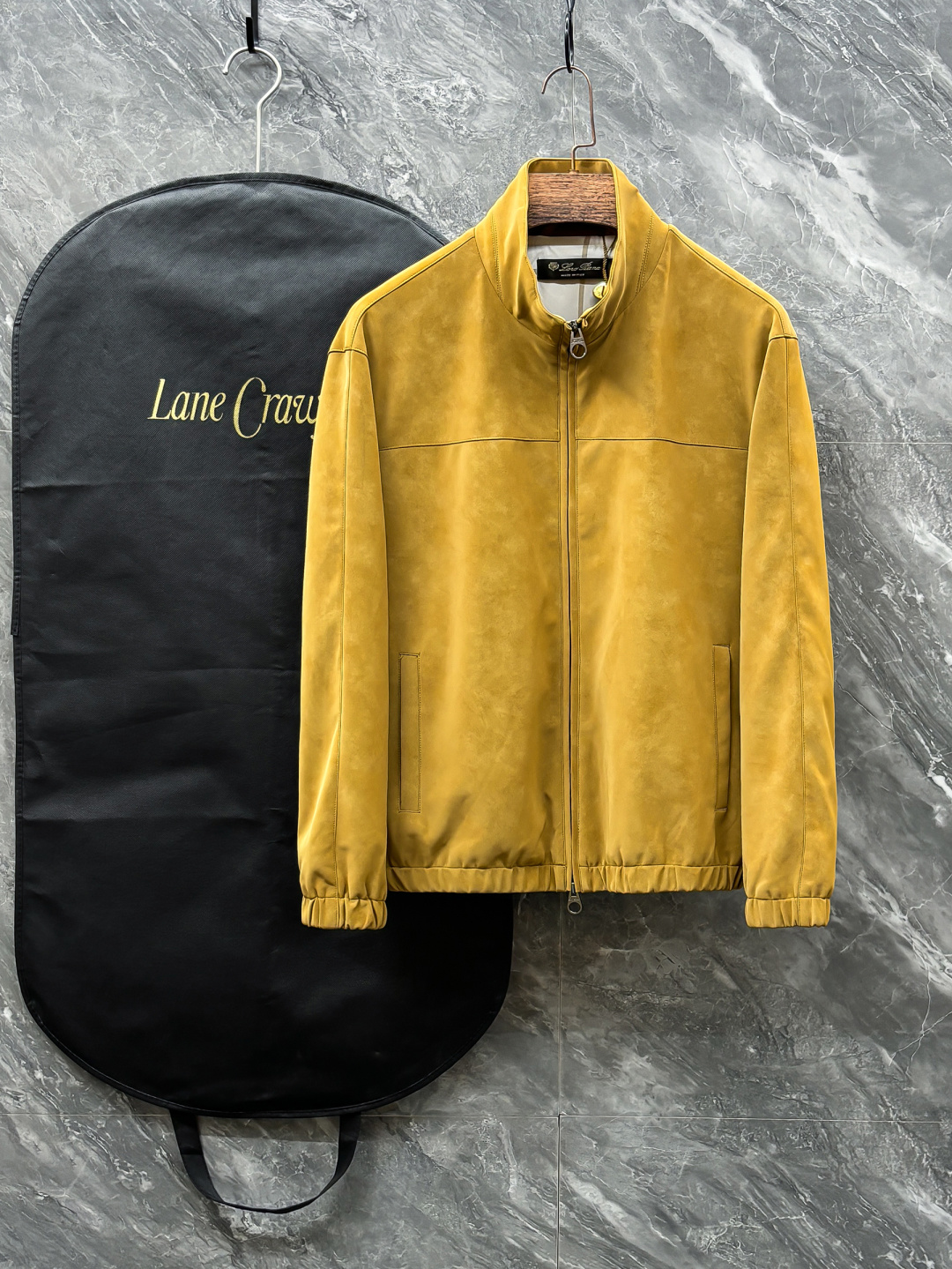 NO:531991,LP Old Qian style classic men's business and casual lapel jacket. Fashion with typical Italian style, trading company's channel products are very exquisite in fabric selection and craftsmanship, which is very consistent with the aesthetic tone of the LP family, low-key and luxurious, elegant and noble. Every detail proves the brand's own sense of high-endness. The Italian minimalist, capable and outdoor functional style are the ultimate interpretation, both solemn and harmonious, and the upper body is full of style!  A treasure-level functional equipment that combines fashion sense and design sense creates unique styling items, improved pilot styling design, classic stand collar design, retro age-reducing and very fashionable, with elastic designs on the cuffs and hem, and Italian customers provide imported suede fabrics. The texture is as delicate as baby's skin. It is crisp and superior, quite elegant and fashionable!  The color matching is light and versatile, the style is cut and neat, and the upper body instantly highlights the spirit. It is full of styles and can easily control various body shapes. It is a jacket that combines business commuting and outdoor leisure. It is an equipment with extremely high attendance rate in practical wear!  Colors and three colors fly together. S-2XL, loro piano, jackets & coats, jackets & coats, chamois leather, alexander wang19860909LP 老钱风 经典男士商务休闲小站领夹克外套.颇具意大利典型风格的时装,贸易公司渠道臻品 在面料选取和工艺方面都相当考究,极符合LP家族美学基调,低调且奢华,优雅且高贵,每一个细节都在力证品牌自身的高级感,通体将意式的极简、干练和户外功能性风格极致诠释,亦庄亦谐,上身型款十足！集时装感与设计感的一款宝藏级功能型装备,塑造出别具一格的造型单品,改良式的飞行员造型设计,经典的站领设计,复古减龄又非常时髦,袖口与下摆运用松紧设计,意大利客供进口麂皮面料.质感如婴儿皮肤一样细腻.挺括性优越,颇为优雅且时髦！配色轻熟百搭,版型剪裁干练利落,上身瞬间凸显出精神感,型款十足,轻松驾驭各种身型,商务通勤与户外休闲完美兼备的一款外套,属于实穿性出勤率极高的一款装备！ 颜色三色齐飞 码数S-2XL,,loro piana,jackets & coats,jackets & coats,chamois leather,alexander wang,Men's clothing