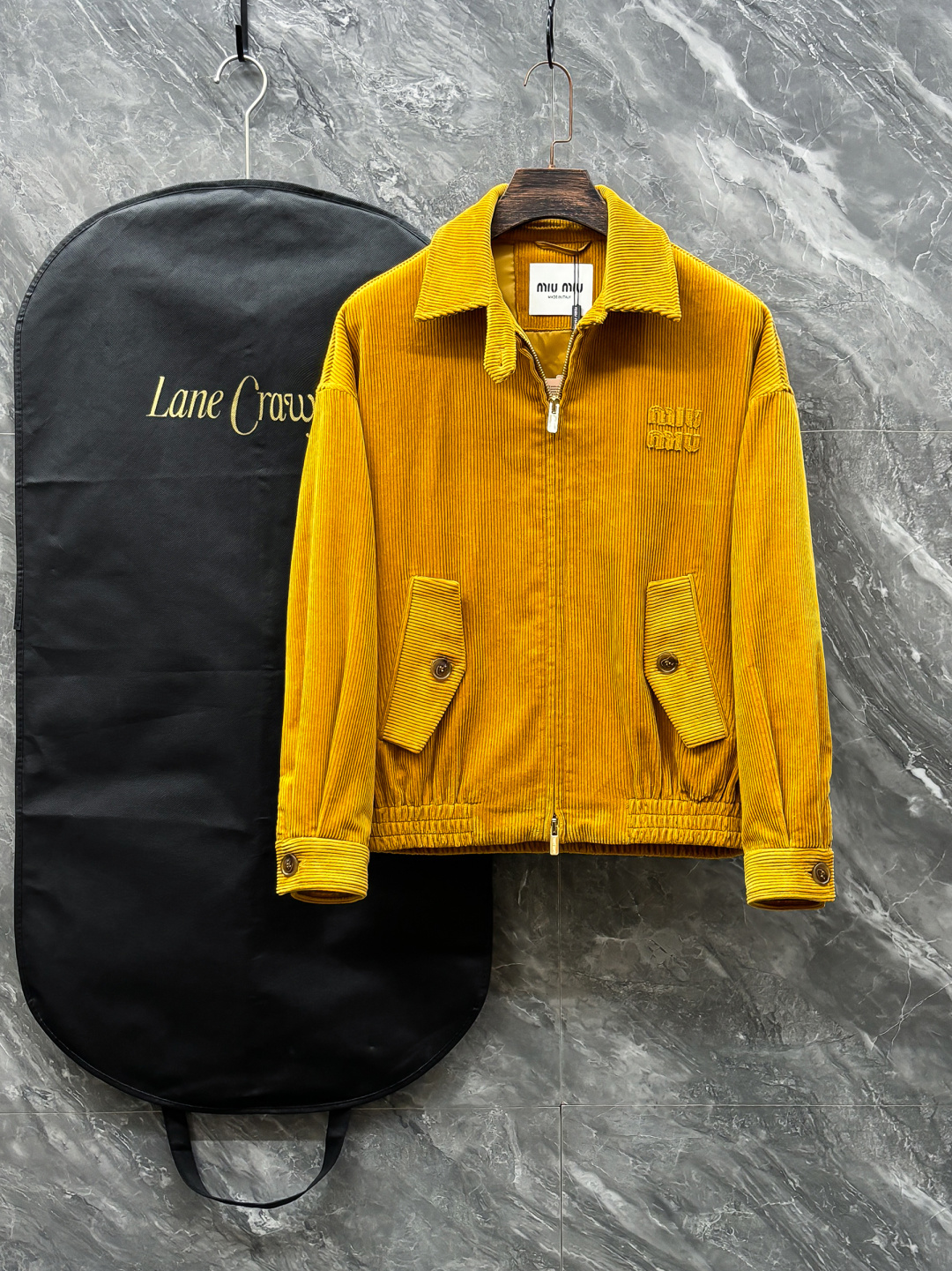 NO:531994,FW2025 The most beautiful corduroy lapel jacket for men and women, logo letter sticker jacket, really understand fashion #boy camp #miu boy #commuting most versatile S-2XL,,miumiu, jackets & coats, jackets & coats, alexander wang19860909FW2025男女同款Miu缪最美灯芯绒翻领夹克外套 logo字母贴布夹克外套 真的是太懂时尚了#男孩阵营 #miu男孩 #通勤最百搭的 码数S-2XL,,miumiu,jackets & coats,jackets & coats,alexander wang,Men's clothing