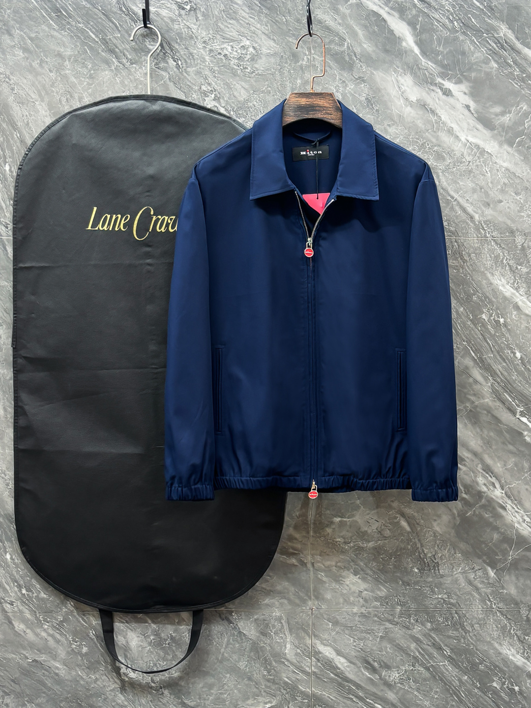 NO:532000,The collision of classic and innovation, the unique design and high quality of Kiton lapel jacket Kiton jacket make the wearer more conspicuous in the crowd. Special attention is paid to tailoring technology, and the three-dimensional and line beauty of this jacket is displayed through precise cutting and detailed wiring, which is fit and natural and atmospheric. In the details, it is unique, customized auxiliary hardware accessories are provided, and the red metal zipper head is really eye-catching, and the cuffs are elastically tightened to keep warm. The collar adopts a lapel design, which is both in line with fashion trends and can effectively prevent wind. The classic design of Kiton jacket is simple and elegant, retaining the classic elements of the windbreaker and incorporating fashion elements, making the jacket more fashionable and versatile. Two colors are available to meet the matching needs of different clothing.  It has both classic eternal charm and modern fashion atmosphere. Whether it is a solemn business occasion or a relaxed leisure time, the Kiton jacket can show the wearer's elegant temperament and unique taste. S-2XL, Jackets & coats, Jackets & coats, alexander wang19860909经典与创新的碰撞,Kiton翻领夹克外套Kiton夹克的独特设计和高品质,使穿着者在人群中更加显眼. 尤其注重剪裁工艺,通过精准的裁剪和细致的走线,展现出这款夹克的立体感和线条美,穿着合身且自然大气. 在细节处理上独具匠心,客供订制辅料五金配件,红色金属拉链头着实醒目亮眼,袖口采用弹力收紧设计,可以更好地保暖；领口采用翻领设计,既符合时尚潮流,又能有效防风； 经典设计Kiton的夹克设计简约而不失优雅,既保留了风衣的经典元素,又融入了时尚元素,使夹克更加时尚百搭. 提供2种颜色的选择,以满足不同服饰的搭配需求. 既有经典的永恒魅力,又不失现代的时尚气息.无论是庄重的商务场合,还是轻松的休闲时光,Kiton夹克都能展现出穿着者的优雅气质和独特品味. 码数S-2XL,,jackets & coats,jackets & coats,alexander wang,Men's clothing