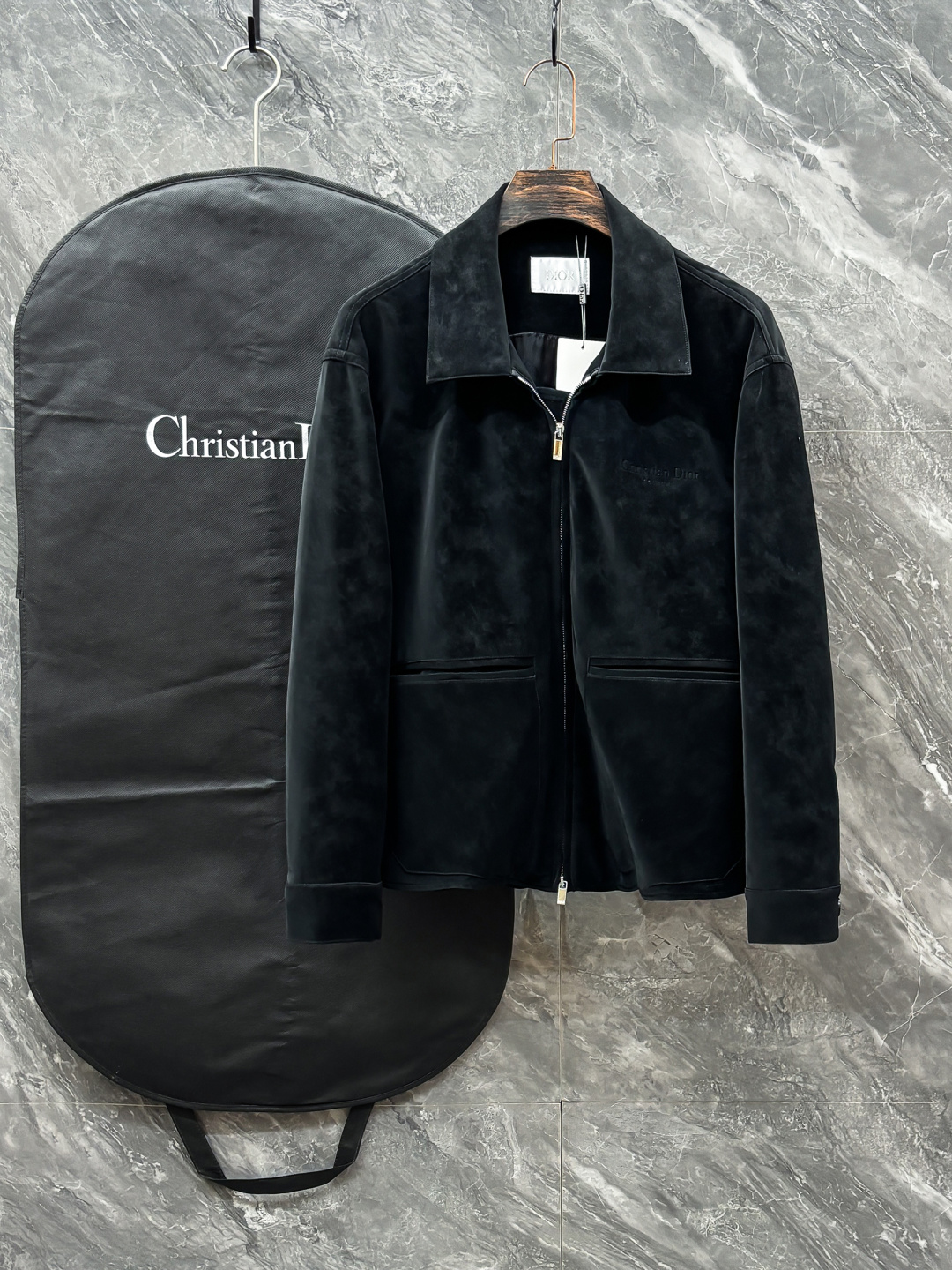 NO:532003,Dr.25FW new CD letter embossed suede jacket, men's high-end urban style lapel jacket. The channel goods of private nature are coming again, platinum-grade tasting things. CD family hot elements portray, smooth and delicate suede fabric, lined with dark patterns and jacquard letter logo, a wonderful item with an excellent temperament!  A god-level item that makes all tops look eclipsed!  When I encounter such an excellent product, I am willing to call it the strongest!  The style of this shirt jacket is very distinctive and unique. The lining is designed with dark-patterned jacquard letters, highlighting the fashionable atmosphere, emphasizing the classic soul texture, and highlighting the beauty of luxury and fashion. This style really has a natural high street beauty, meeting all your outfit needs, allowing you to look down on the whole world with trends!  The smooth and delicate suede fabric is crisp and comfortable, with soft texture. The simple lines are easy to wear with decent and elegant texture. The suede texture has a retro feel and a strong autumn and winter atmosphere. The rich but not ostentatious easily shows the affinity and high-end sense of clothing. Heavy texture, exquisite details, loose and stylish, full of silhouette and layering. The style is excellent, the upper body effect is unparalleled, and it is destined to be an excellent styling item that goes out, with a high return rate. Size S-2XL,,dior, jackets & coats, jackets & coats,chamois leather,alexander wang19860909Dr.25FW新款CD字母压纹图案麂皮绒夹克,男士高端都市风尚翻领外套.私密性质的渠道货再次来临,白金级品鉴心水之物.CD家族热元素刻画,顺滑细腻的麂皮绒面料,内衬暗纹提花字母标识,一款气质绝伦的妙曼单品！让所有上衣都黯然失色的神级单品！ 遇到一款如此的绝佳产物,我愿意称之其为最强！此款衬衣夹克的风格十分之鲜明独特,内衬采用暗纹提花字母图案设计,彰显时髦气息,着重强调经典的灵魂质感,凸显奢华时尚之美.此款真的有着浑然天成的高街美感,满足你的一切穿搭所需,让你用潮流俯视整个世界！ 顺滑细腻的麂皮绒面料,挺括舒适,质地柔软,简洁的线条廓形容易穿出得体优雅的质感,麂皮绒质地具有复古感和浓浓秋冬气息的颜色,浓郁却不张扬的轻松就展现出了服装的亲和力和高级感.重磅质感,细节精致感十足,宽松有范,廓形、层次感十足.版型绝佳,上身效果无与伦比,注定属于出街的优秀造型单品,回头率爆表. 尺码S-2XL,,dior,jackets & coats,jackets & coats,chamois leather,alexander wang,Men's clothing