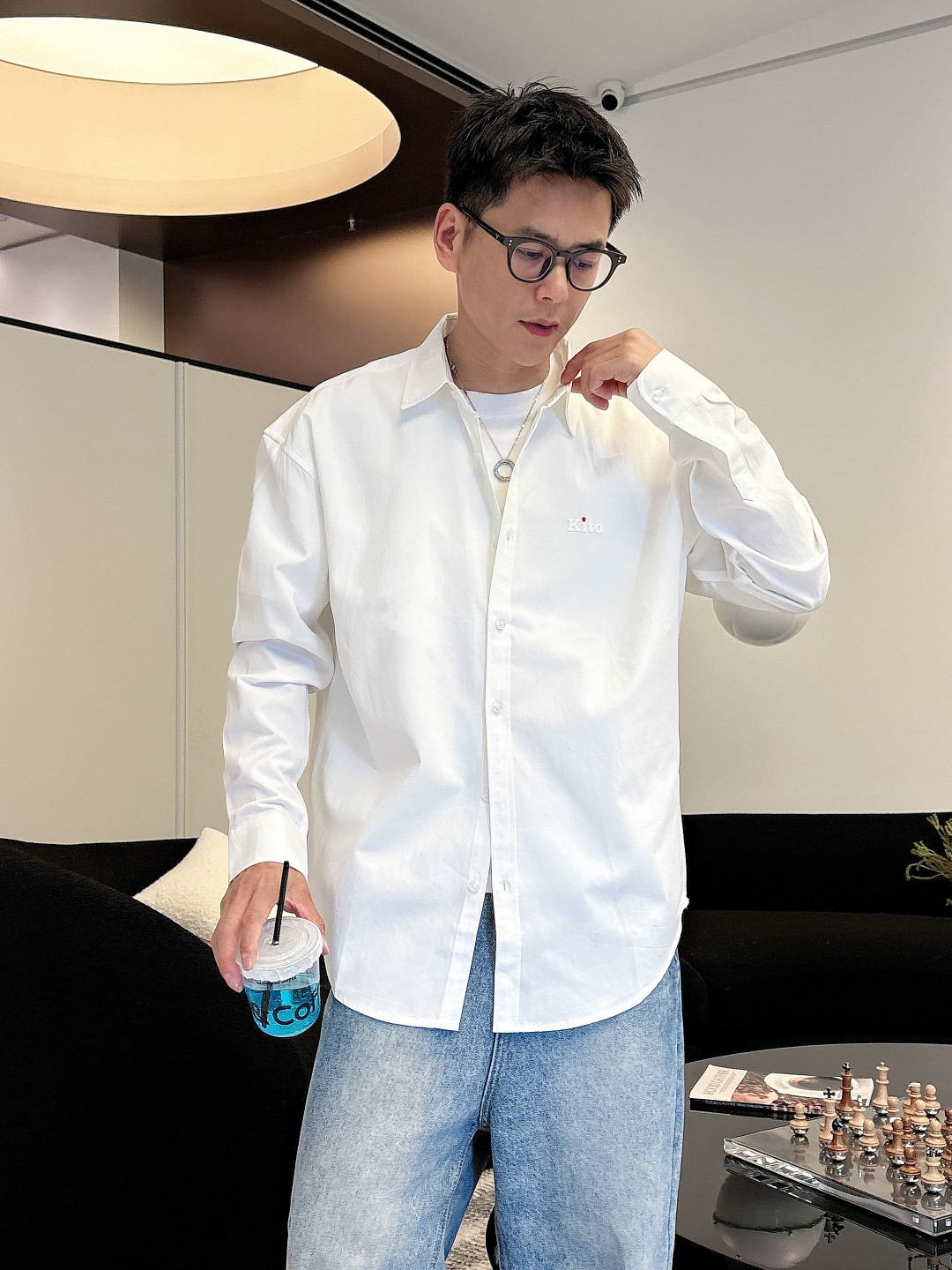 NO:517403,Model picture Kiton men's business casual long-sleeved shirt. Official synchronized series!  The classic style of fashion is very exquisite in fabric selection and craftsmanship, which is very consistent with the aesthetic tone of Kiton. It is low-key and luxurious, elegant and noble. Every detail proves the brand's own sense of luxury!  As a recognized fashion item, shirts are undoubtedly one of the most vital elements in the fashion circle. They appear very frequently, are simple and distinctive. They are a good medicine to improve vision. In terms of outfits, they are both refreshing and age-reducing and fashionable, and they are intellectual and elegant, showing their taste and temperament, with various label symbols!  The fabrics and accessories are all supplied by foreign merchants. They are heavy-duty imported Turkish cotton, and classic French styles... with elegant temperament attributes, full of high-end feel!  Invincible versatile, with extensive compatibility, the first choice for urban elite men!  S-XL, Shirts,alexander wang19860909模特图  kiton男士商务休闲长袖衬衫.官方同步系列！经典型风格的时装,在面料选取和工艺方面都相当考究,极符合 kiton美学基调,低调且奢华,优雅且高贵,每一个细节都在力证品牌自身的高级感！衬衫作为公认的时尚单品,无疑是时尚圈生命力最强的元素之一,出镜率极高,简单而个性鲜明,是改良视觉的良药,在穿搭方面即清爽减龄又自带时髦感,即知性儒雅又彰显品位气质,有着各种标签符号！面料和辅料皆为外商客供,重磅土耳其进口棉,经典法式领款..自带儒雅气质属性,高级感十足！无敌的百搭,兼容性广泛,都市精英男士首选！ 码数S-XL,,shirts,alexander wang,Men's clothing