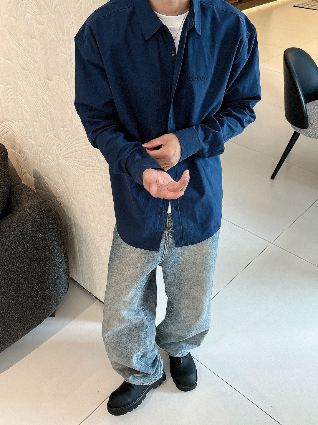 NO:517395,Model picture Kiton men's business casual long-sleeved shirt. Official synchronized series!  The classic style of fashion is very exquisite in fabric selection and craftsmanship, which is very consistent with the aesthetic tone of Kiton. It is low-key and luxurious, elegant and noble. Every detail proves the brand's own sense of luxury!  As a recognized fashion item, shirts are undoubtedly one of the most vital elements in the fashion circle. They appear very frequently, are simple and distinctive. They are a good medicine for improving vision. In terms of outfits, they are both refreshing and age-reducing and fashionable, and they are intellectual and elegant, showing their taste and temperament, with various label symbols!  The fabrics and accessories are all supplied by foreign merchants. They are heavy-duty imported Turkish cotton, and classic French styles... with elegant temperament attributes, full of high-end feel!  Invincible versatile, with extensive compatibility, the first choice for urban elite men!  S-XL, Shirts,alexander wang19860909模特图  kiton男士商务休闲长袖衬衫.官方同步系列！经典型风格的时装,在面料选取和工艺方面都相当考究,极符合 kiton美学基调,低调且奢华,优雅且高贵,每一个细节都在力证品牌自身的高级感！衬衫作为公认的时尚单品,无疑是时尚圈生命力最强的元素之一,出镜率极高,简单而个性鲜明,是改良视觉的良药,在穿搭方面即清爽减龄又自带时髦感,即知性儒雅又彰显品位气质,有着各种标签符号！面料和辅料皆为外商客供,重磅土耳其进口棉,经典法式领款..自带儒雅气质属性,高级感十足！无敌的百搭,兼容性广泛,都市精英男士首选！ 码数S-XL,,shirts,alexander wang,Men's clothing