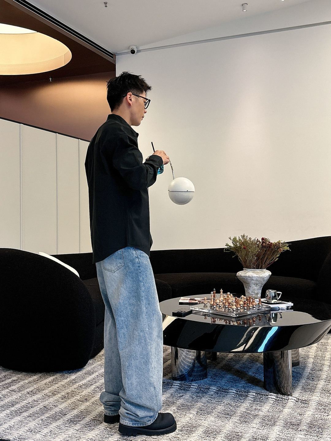 NO:517397,Model picture Kiton men's business casual long-sleeved shirt. Official synchronized series!  The classic style of fashion is very exquisite in fabric selection and craftsmanship, which is very consistent with the aesthetic tone of Kiton. It is low-key and luxurious, elegant and noble. Every detail proves the brand's own sense of luxury!  As a recognized fashion item, shirts are undoubtedly one of the most vital elements in the fashion circle. They appear very frequently, are simple and distinctive. They are a good medicine for improving vision. In terms of outfits, they are both refreshing and age-reducing and fashionable, and they are intellectual and elegant, showing their taste and temperament, with various label symbols!  The fabrics and accessories are all supplied by foreign merchants. They are heavy-duty imported Turkish cotton, and classic French styles... with elegant temperament attributes, full of high-end feel!  Invincible versatile, with extensive compatibility, the first choice for urban elite men!  S-XL, Shirts,alexander wang19860909模特图 kiton男士商务休闲长袖衬衫.官方同步系列！经典型风格的时装,在面料选取和工艺方面都相当考究,极符合 kiton美学基调,低调且奢华,优雅且高贵,每一个细节都在力证品牌自身的高级感！衬衫作为公认的时尚单品,无疑是时尚圈生命力最强的元素之一,出镜率极高,简单而个性鲜明,是改良视觉的良药,在穿搭方面即清爽减龄又自带时髦感,即知性儒雅又彰显品位气质,有着各种标签符号！面料和辅料皆为外商客供,重磅土耳其进口棉,经典法式领款..自带儒雅气质属性,高级感十足！无敌的百搭,兼容性广泛,都市精英男士首选！ 码数S-XL,,shirts,alexander wang,Men's clothing