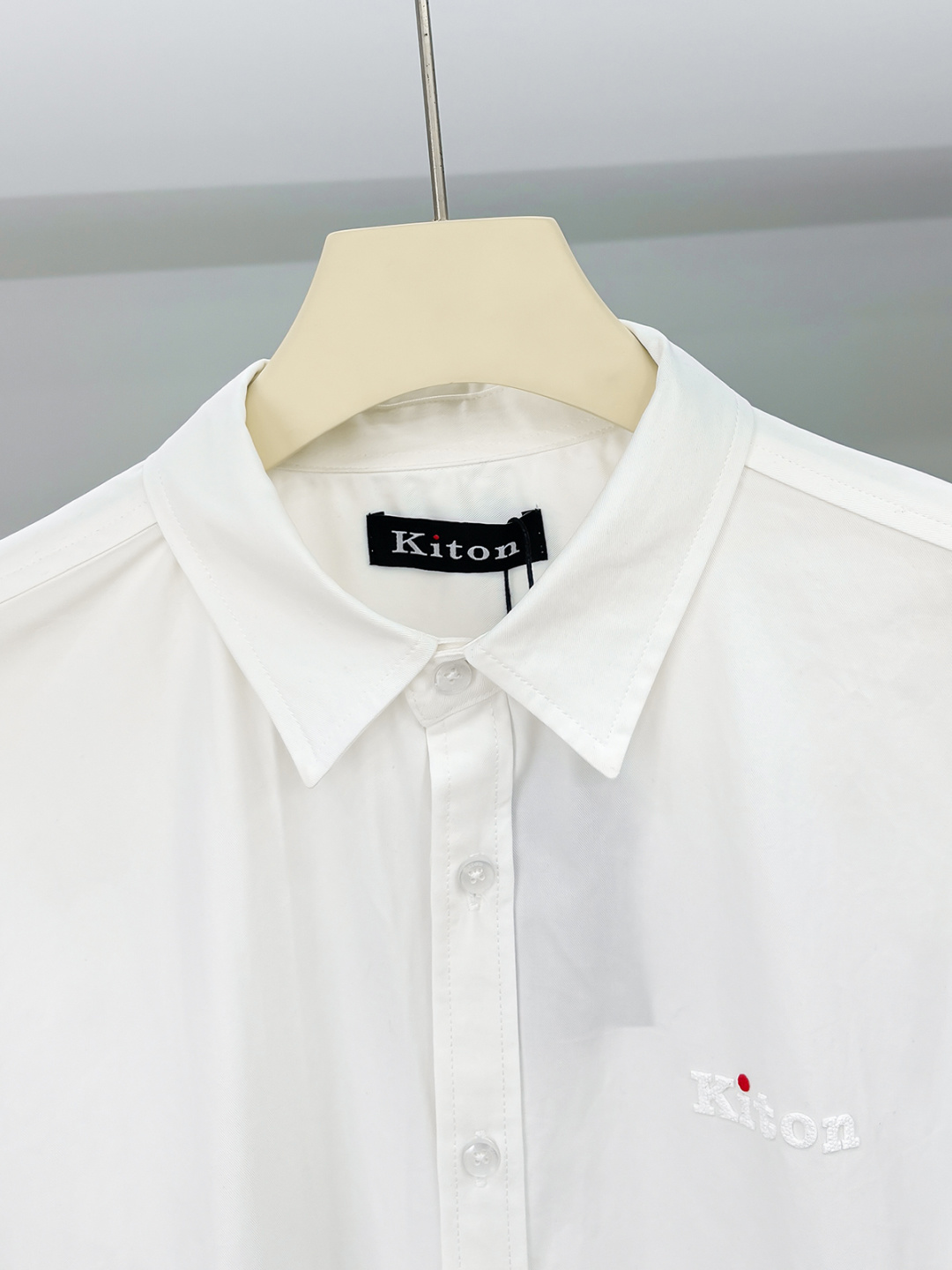 kiton男士商务休闲长袖衬衫.官方同步系列！经典型风格的时装，在面料选取和工艺方面都相当考究，极符合 