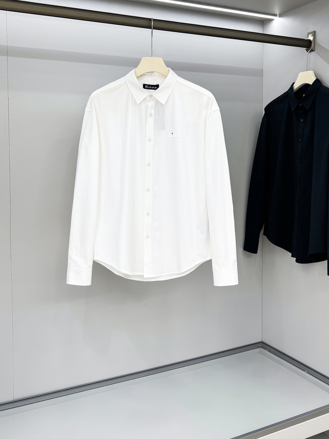 NO:517399,Kiton men's business casual long-sleeved shirt. Official synchronized series!  The classic style of fashion is very exquisite in fabric selection and craftsmanship, which is very consistent with the aesthetic tone of Kiton. It is low-key and luxurious, elegant and noble. Every detail proves the brand's own sense of luxury!  As a recognized fashion item, shirts are undoubtedly one of the most vital elements in the fashion circle. They appear very frequently, are simple and distinctive. They are a good medicine to improve vision. In terms of outfits, they are both refreshing and age-reducing and fashionable, and they are intellectual and elegant, showing their taste and temperament, with various label symbols!  The fabrics and accessories are all supplied by foreign merchants. They are heavy-duty imported Turkish cotton, and classic French styles... with elegant temperament attributes, full of high-end feel!  Invincible versatile, with extensive compatibility, the first choice for urban elite men!  S-XL, Shirts,alexander wang19860909kiton男士商务休闲长袖衬衫.官方同步系列！经典型风格的时装,在面料选取和工艺方面都相当考究,极符合 kiton美学基调,低调且奢华,优雅且高贵,每一个细节都在力证品牌自身的高级感！衬衫作为公认的时尚单品,无疑是时尚圈生命力最强的元素之一,出镜率极高,简单而个性鲜明,是改良视觉的良药,在穿搭方面即清爽减龄又自带时髦感,即知性儒雅又彰显品位气质,有着各种标签符号！面料和辅料皆为外商客供,重磅土耳其进口棉,经典法式领款..自带儒雅气质属性,高级感十足！无敌的百搭,兼容性广泛,都市精英男士首选！ 码数S-XL,,shirts,alexander wang,Men's clothing