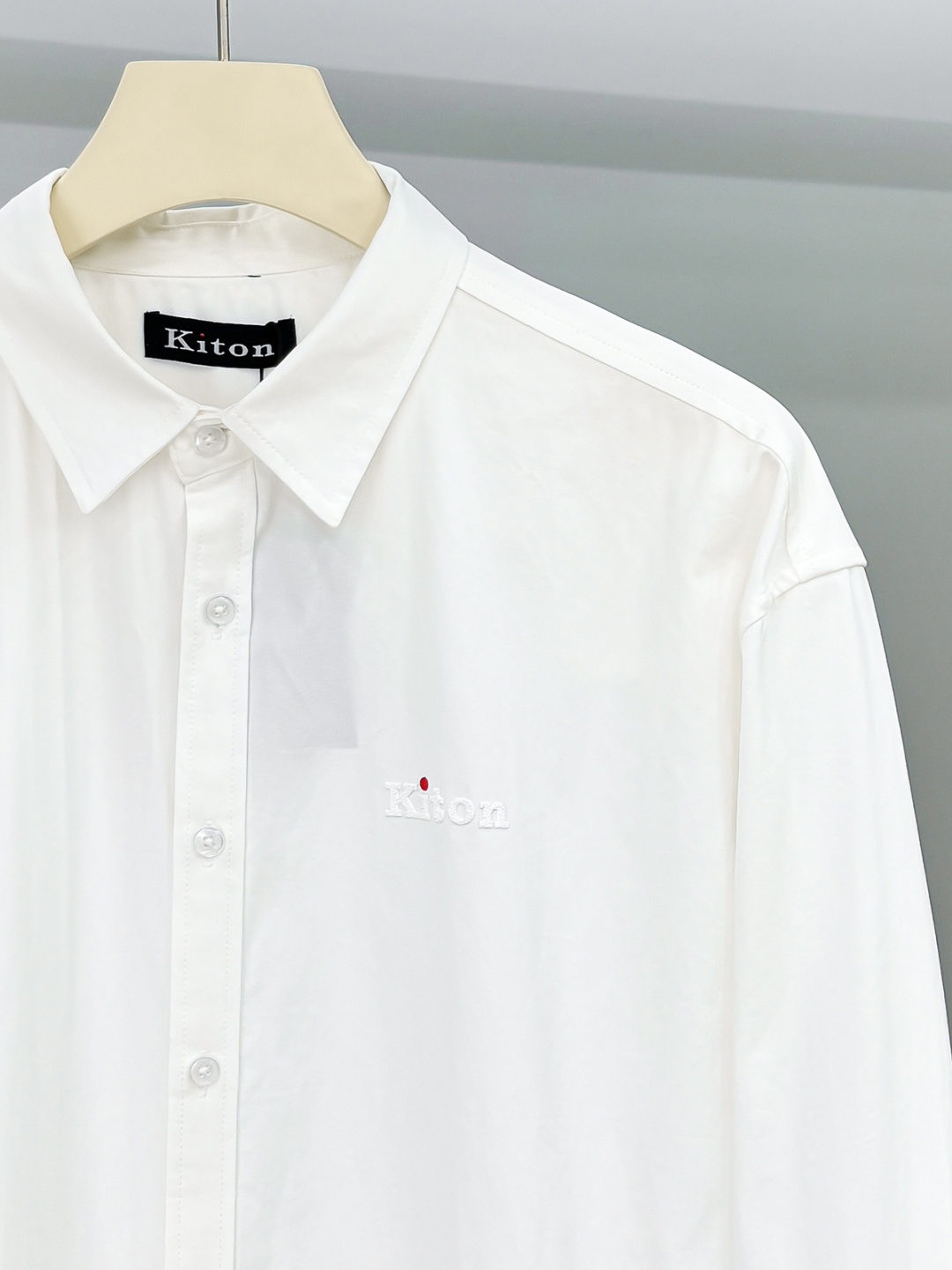 kiton男士商务休闲长袖衬衫.官方同步系列！经典型风格的时装，在面料选取和工艺方面都相当考究，极符合 