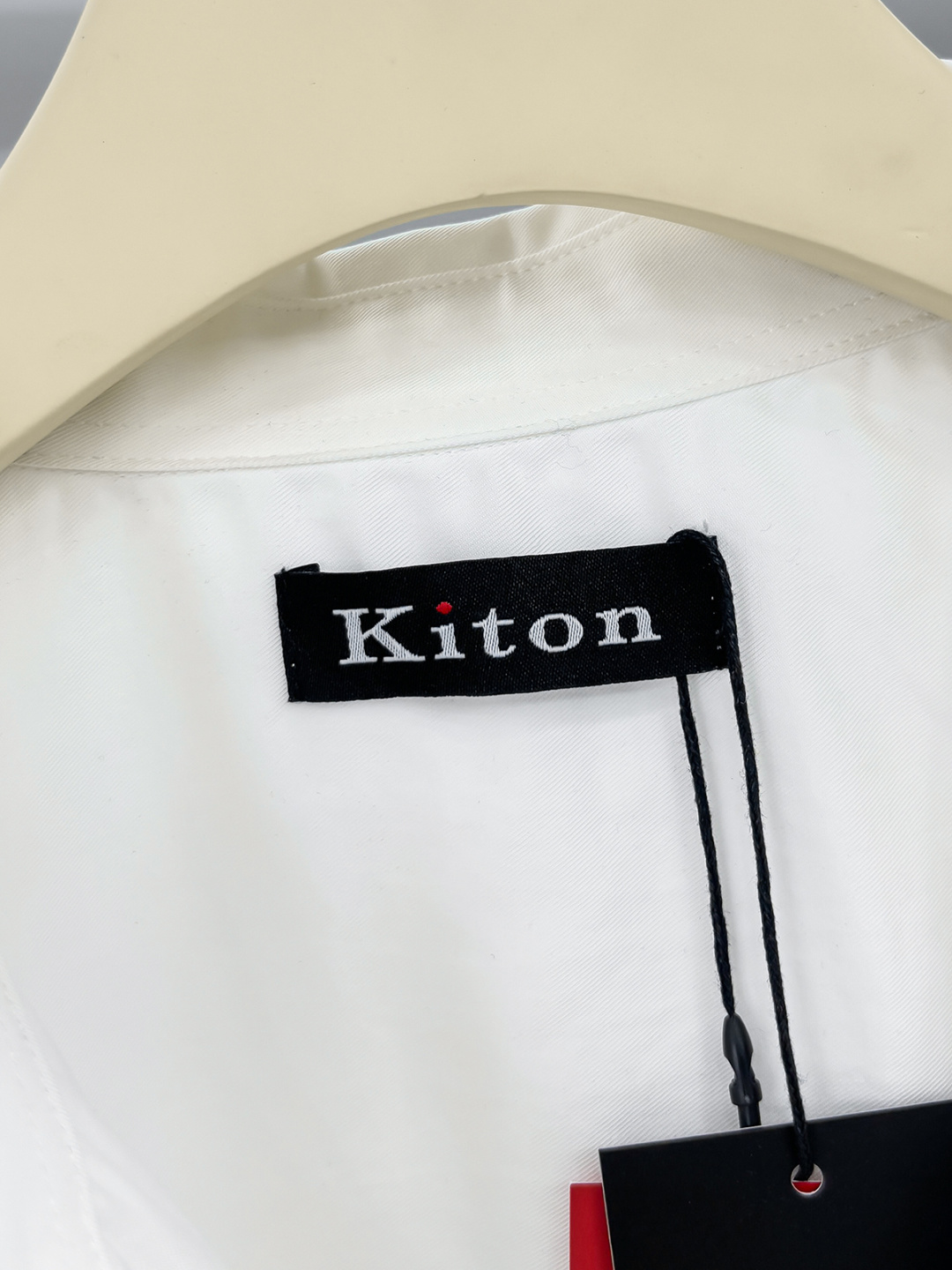 kiton男士商务休闲长袖衬衫.官方同步系列！经典型风格的时装，在面料选取和工艺方面都相当考究，极符合 