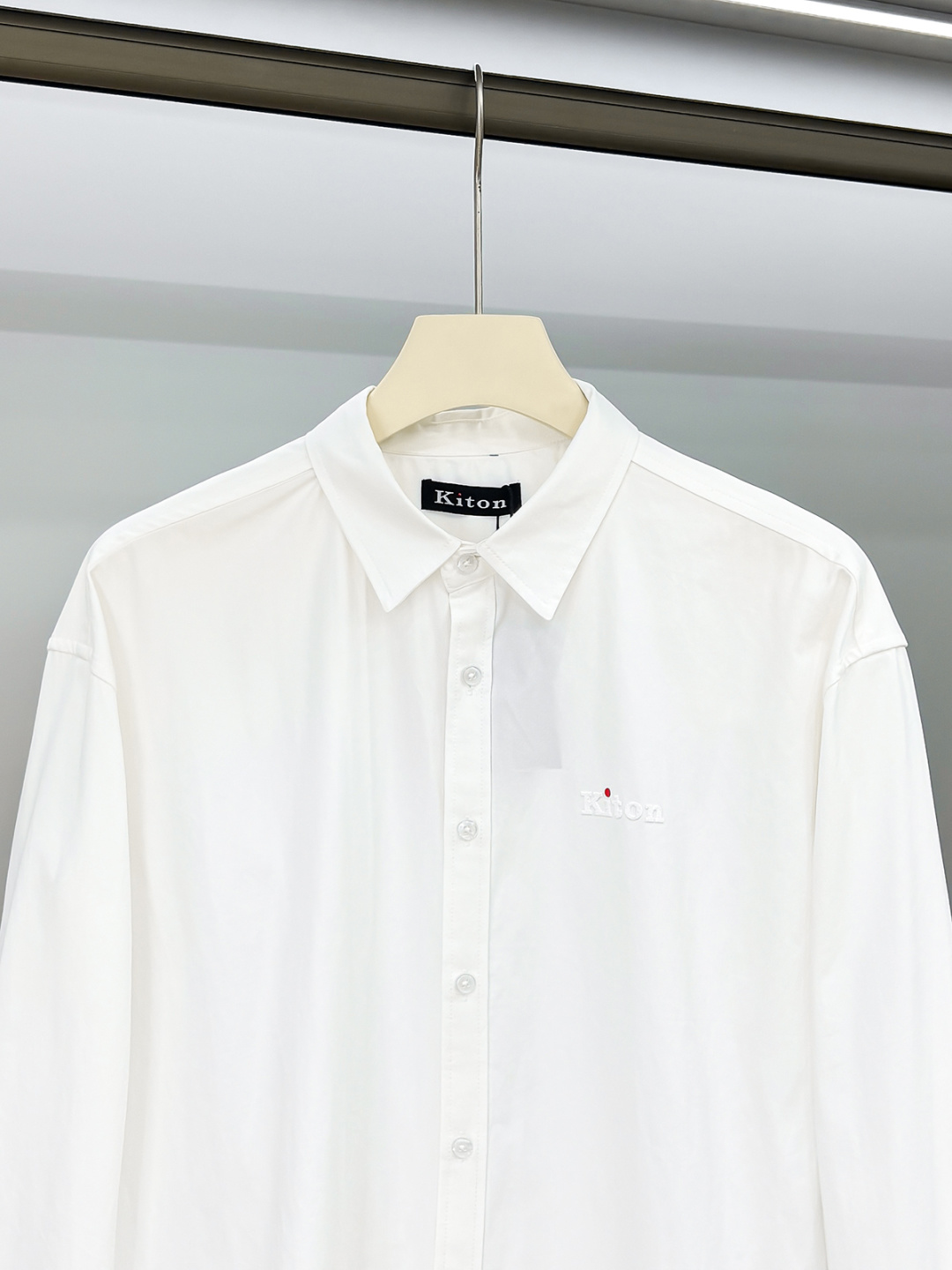 kiton男士商务休闲长袖衬衫.官方同步系列！经典型风格的时装，在面料选取和工艺方面都相当考究，极符合 