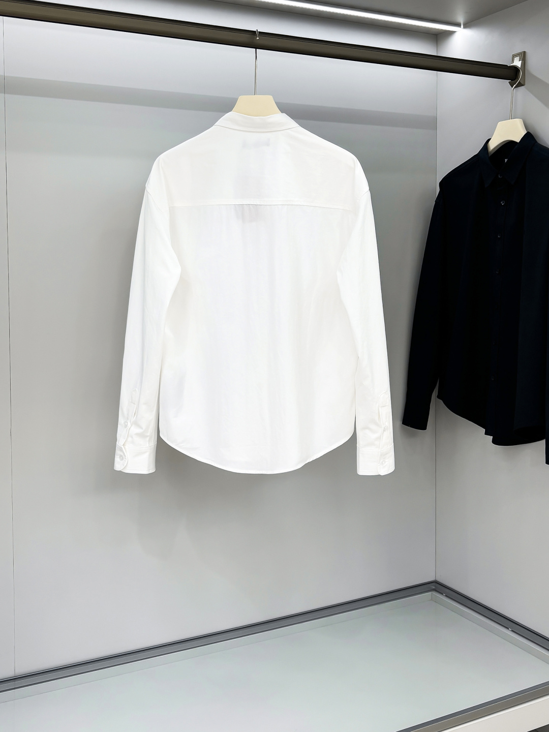 kiton男士商务休闲长袖衬衫.官方同步系列！经典型风格的时装，在面料选取和工艺方面都相当考究，极符合 