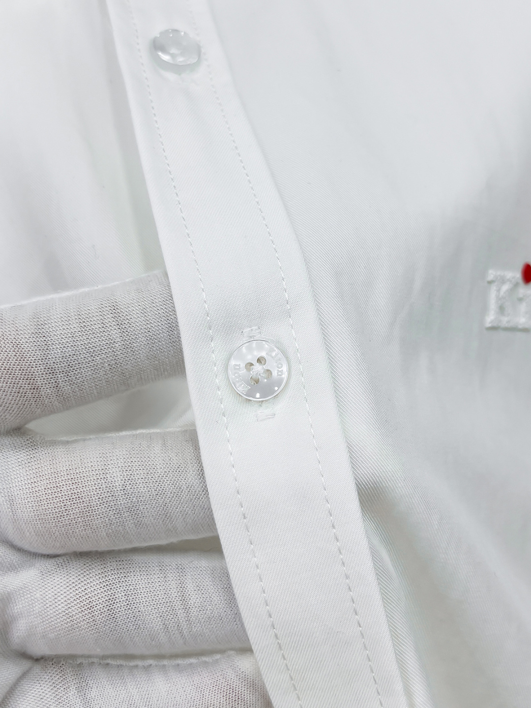 kiton男士商务休闲长袖衬衫.官方同步系列！经典型风格的时装，在面料选取和工艺方面都相当考究，极符合 