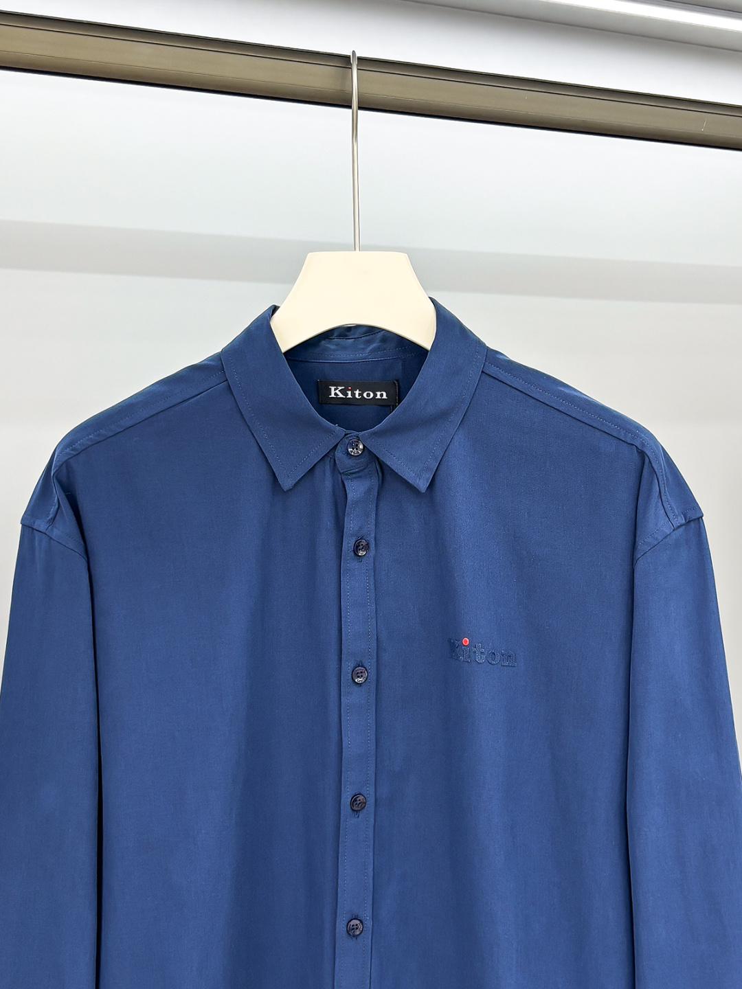 kiton男士商务休闲长袖衬衫.官方同步系列！经典型风格的时装，在面料选取和工艺方面都相当考究，极符合 