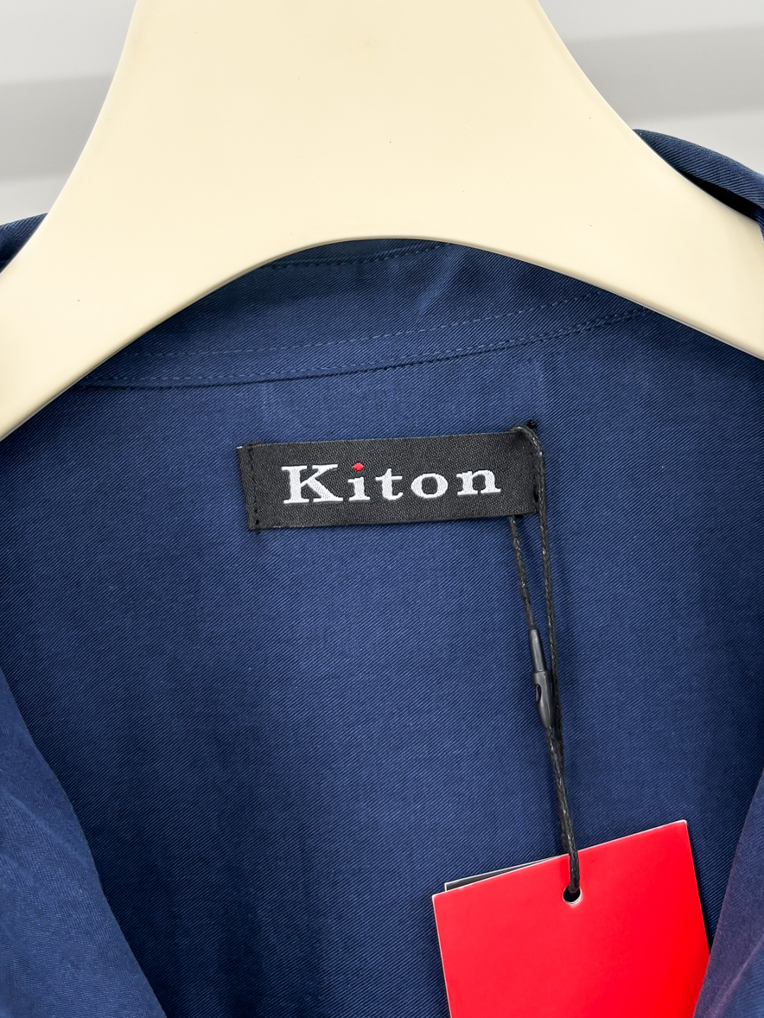 kiton男士商务休闲长袖衬衫.官方同步系列！经典型风格的时装，在面料选取和工艺方面都相当考究，极符合 