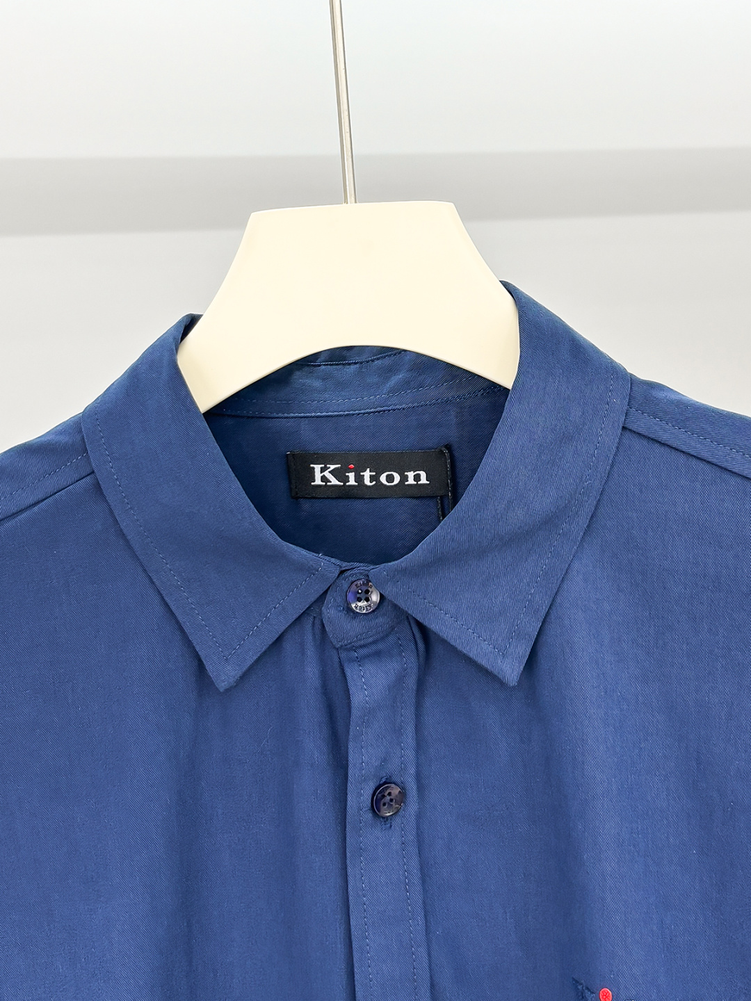 kiton男士商务休闲长袖衬衫.官方同步系列！经典型风格的时装，在面料选取和工艺方面都相当考究，极符合 