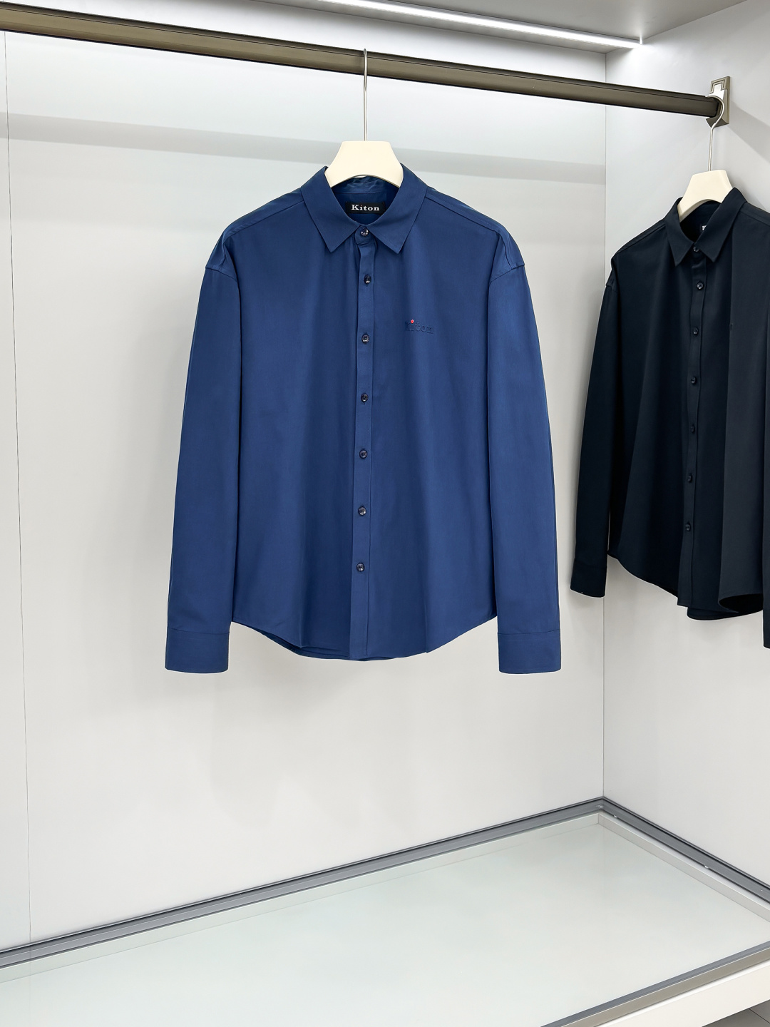 NO:517392,Kiton men's business casual long-sleeved shirt. Official synchronized series!  The classic style of fashion is very exquisite in fabric selection and craftsmanship, which is very consistent with the aesthetic tone of Kiton. It is low-key and luxurious, elegant and noble. Every detail proves the brand's own sense of luxury!  As a recognized fashion item, shirts are undoubtedly one of the most vital elements in the fashion circle. They appear very frequently, are simple and distinctive. They are a good medicine for improving vision. In terms of outfits, they are both refreshing and age-reducing and fashionable, and they are intellectual and elegant, showing their taste and temperament, with various label symbols!  The fabrics and accessories are all supplied by foreign merchants. They are heavy-duty imported Turkish cotton, and classic French styles... with elegant temperament attributes, full of high-end feel!  Invincible versatile, with extensive compatibility, the first choice for urban elite men!  S-XL, Shirts,alexander wang19860909kiton男士商务休闲长袖衬衫.官方同步系列！经典型风格的时装,在面料选取和工艺方面都相当考究,极符合 kiton美学基调,低调且奢华,优雅且高贵,每一个细节都在力证品牌自身的高级感！衬衫作为公认的时尚单品,无疑是时尚圈生命力最强的元素之一,出镜率极高,简单而个性鲜明,是改良视觉的良药,在穿搭方面即清爽减龄又自带时髦感,即知性儒雅又彰显品位气质,有着各种标签符号！面料和辅料皆为外商客供,重磅土耳其进口棉,经典法式领款..自带儒雅气质属性,高级感十足！无敌的百搭,兼容性广泛,都市精英男士首选！ 码数S-XL,,shirts,alexander wang,Men's clothing