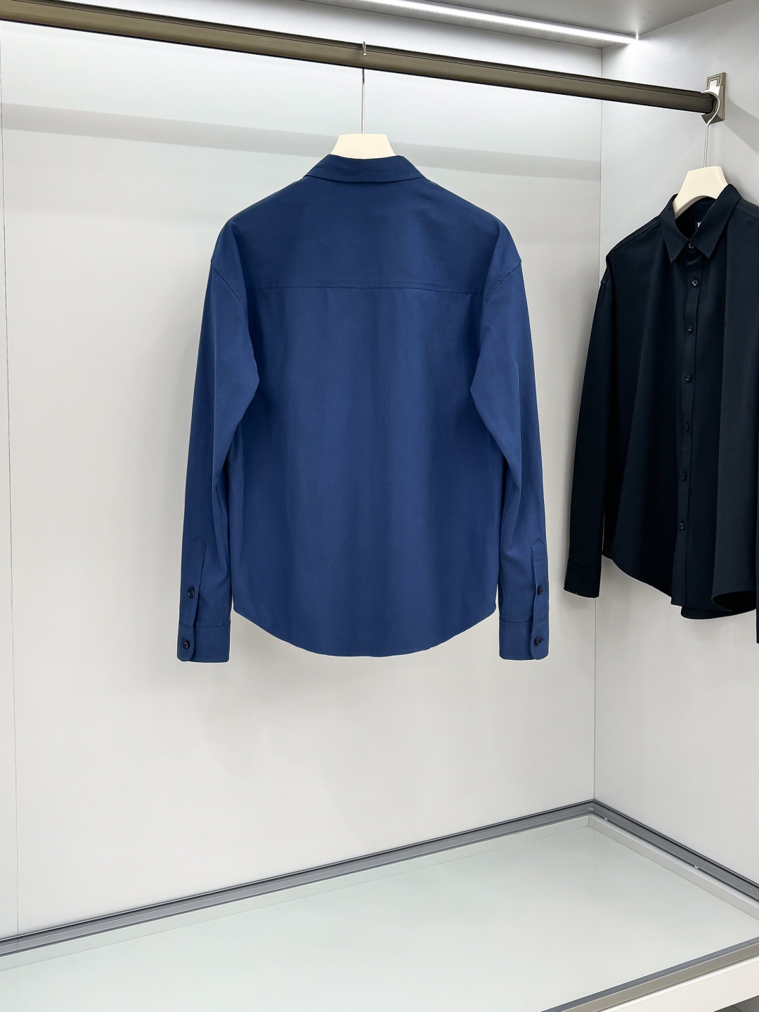 kiton男士商务休闲长袖衬衫.官方同步系列！经典型风格的时装，在面料选取和工艺方面都相当考究，极符合 