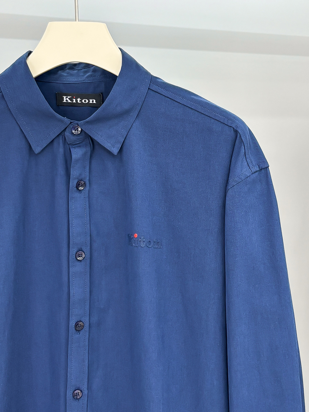 kiton男士商务休闲长袖衬衫.官方同步系列！经典型风格的时装，在面料选取和工艺方面都相当考究，极符合 