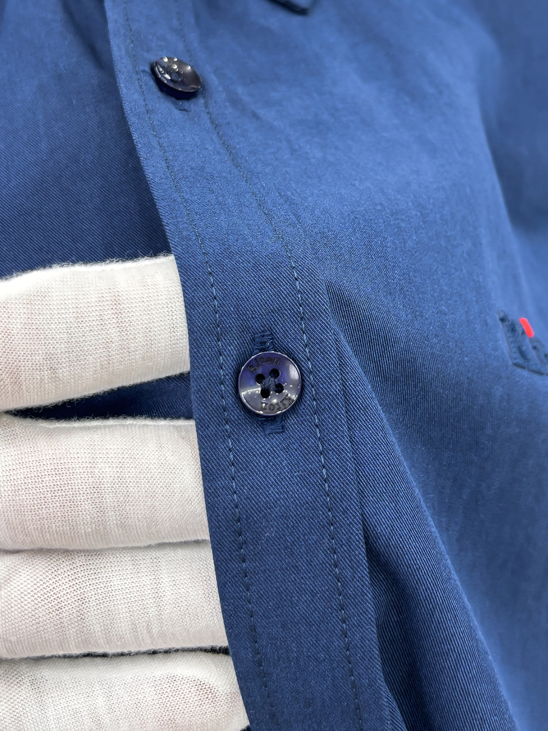 kiton男士商务休闲长袖衬衫.官方同步系列！经典型风格的时装，在面料选取和工艺方面都相当考究，极符合 