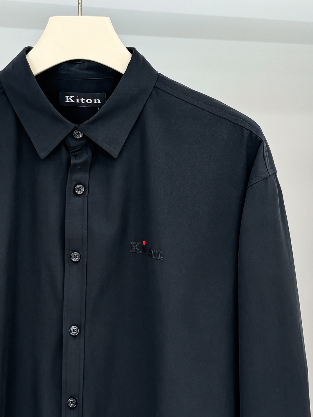 kiton男士商务休闲长袖衬衫.官方同步系列！经典型风格的时装，在面料选取和工艺方面都相当考究，极符合 