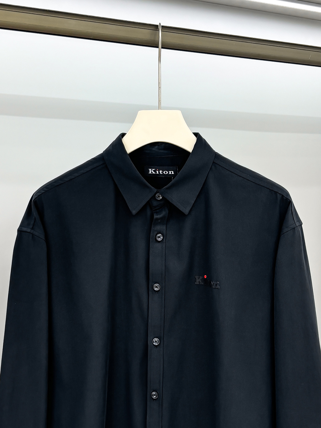kiton男士商务休闲长袖衬衫.官方同步系列！经典型风格的时装，在面料选取和工艺方面都相当考究，极符合 