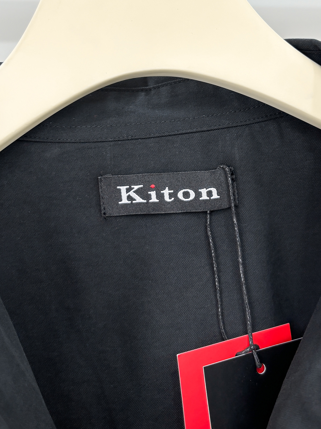 kiton男士商务休闲长袖衬衫.官方同步系列！经典型风格的时装，在面料选取和工艺方面都相当考究，极符合 