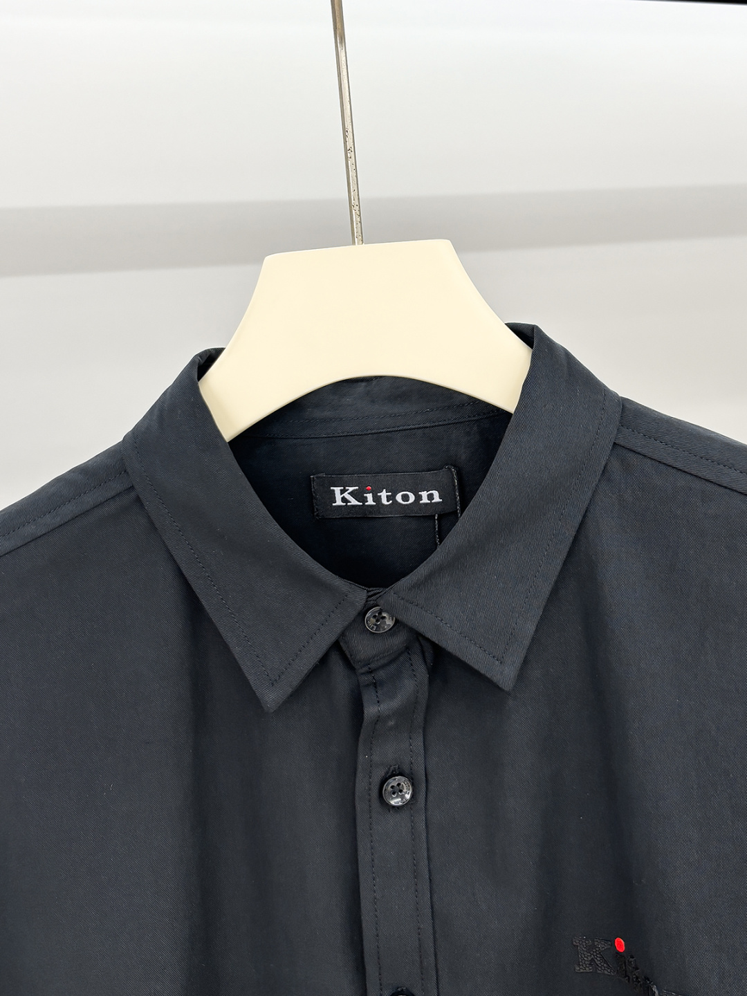 kiton男士商务休闲长袖衬衫.官方同步系列！经典型风格的时装，在面料选取和工艺方面都相当考究，极符合 