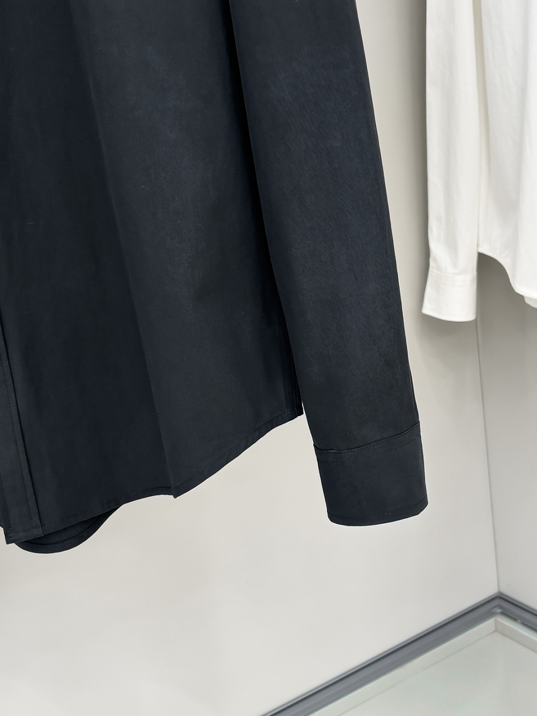 kiton男士商务休闲长袖衬衫.官方同步系列！经典型风格的时装，在面料选取和工艺方面都相当考究，极符合 