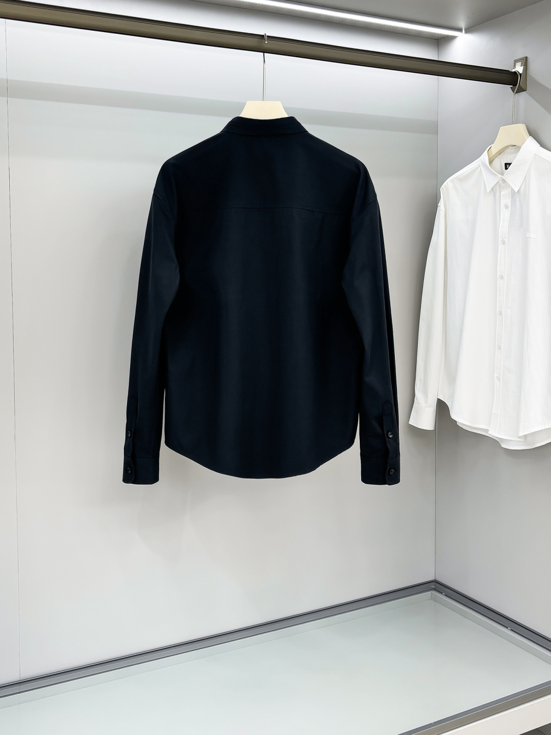 kiton男士商务休闲长袖衬衫.官方同步系列！经典型风格的时装，在面料选取和工艺方面都相当考究，极符合 