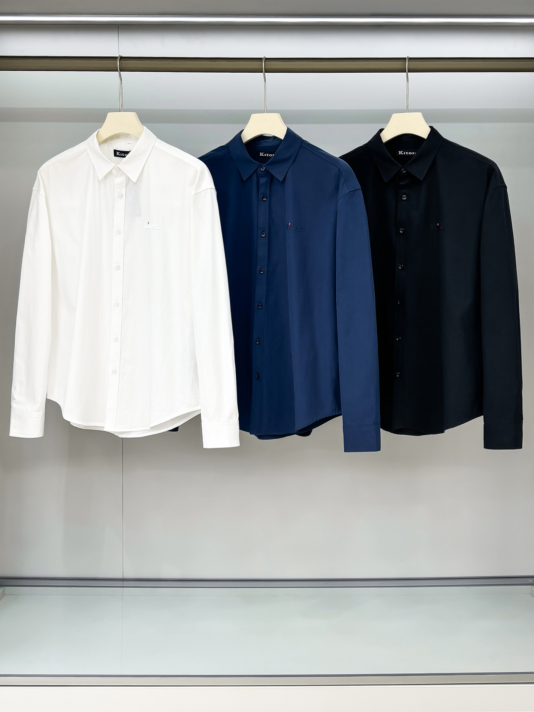 NO:517401,Combination picture Kiton men's business casual long-sleeved shirt. Official synchronous series!  The classic style of fashion is very exquisite in fabric selection and craftsmanship, which is very consistent with the aesthetic tone of Kiton. It is low-key and luxurious, elegant and noble. Every detail proves the brand's own sense of luxury!  As a recognized fashion item, shirts are undoubtedly one of the most vital elements in the fashion circle. They appear very frequently, are simple and distinctive. They are a good medicine for improving vision. In terms of outfits, they are both refreshing and age-reducing and fashionable, and they are intellectual and elegant, showing their taste and temperament, with various label symbols!  The fabrics and accessories are all supplied by foreign merchants. They are heavy-duty imported Turkish cotton, and classic French styles... with elegant temperament attributes, full of high-end feel!  Invincible versatile, with extensive compatibility, the first choice for urban elite men!  S-XL, Shirts,alexander wang19860909组合图 kiton男士商务休闲长袖衬衫.官方同步系列！经典型风格的时装,在面料选取和工艺方面都相当考究,极符合 kiton美学基调,低调且奢华,优雅且高贵,每一个细节都在力证品牌自身的高级感！衬衫作为公认的时尚单品,无疑是时尚圈生命力最强的元素之一,出镜率极高,简单而个性鲜明,是改良视觉的良药,在穿搭方面即清爽减龄又自带时髦感,即知性儒雅又彰显品位气质,有着各种标签符号！面料和辅料皆为外商客供,重磅土耳其进口棉,经典法式领款..自带儒雅气质属性,高级感十足！无敌的百搭,兼容性广泛,都市精英男士首选！ 码数S-XL,,shirts,alexander wang,Men's clothing