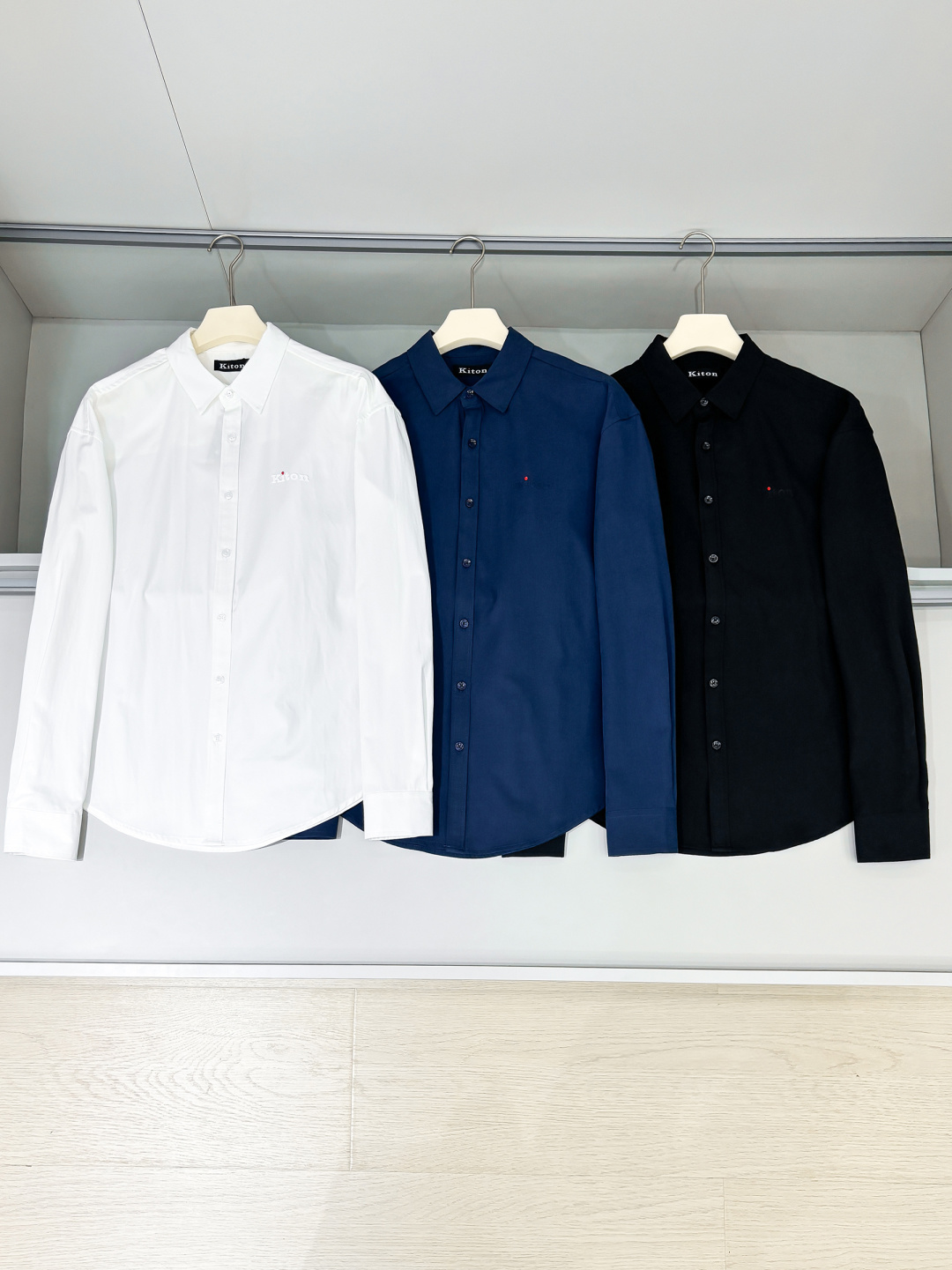 组合图 kiton男士商务休闲长袖衬衫.官方同步系列！经典型风格的时装，在面料选取和工艺方面都相当考究，