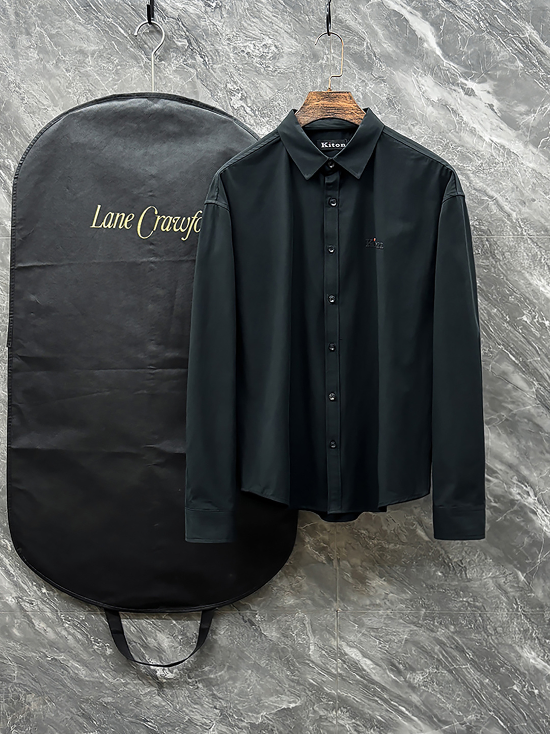 NO:530792,Kiton men's business casual long-sleeved shirt. Official synchronized series!  The classic style of fashion is very exquisite in fabric selection and craftsmanship, which is very consistent with the aesthetic tone of Kiton. It is low-key and luxurious, elegant and noble. Every detail proves the brand's own sense of luxury!  As a recognized fashion item, shirts are undoubtedly one of the most vital elements in the fashion circle. They appear very frequently, are simple and distinctive. They are a good medicine to improve vision. In terms of outfits, they are both refreshing and age-reducing and fashionable, and they are intellectual and elegant, showing their taste and temperament, with various label symbols!  The fabrics and accessories are all supplied by foreign merchants. They are heavy-duty imported Turkish cotton, and classic French styles... with elegant temperament attributes, full of high-end feel!  Invincible versatile, with extensive compatibility, the first choice for urban elite men!  S-XL, Shirts,alexander wang19860909kiton男士商务休闲长袖衬衫.官方同步系列！经典型风格的时装,在面料选取和工艺方面都相当考究,极符合 kiton美学基调,低调且奢华,优雅且高贵,每一个细节都在力证品牌自身的高级感！衬衫作为公认的时尚单品,无疑是时尚圈生命力最强的元素之一,出镜率极高,简单而个性鲜明,是改良视觉的良药,在穿搭方面即清爽减龄又自带时髦感,即知性儒雅又彰显品位气质,有着各种标签符号！面料和辅料皆为外商客供,重磅土耳其进口棉,经典法式领款..自带儒雅气质属性,高级感十足！无敌的百搭,兼容性广泛,都市精英男士首选！ 码数S-XL,,shirts,alexander wang,Men's clothing