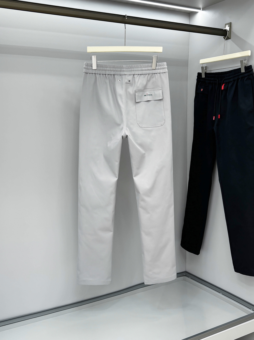 Kiton 2025秋冬 品质控推荐！全品相订单 松紧腰拉链直脚休闲裤 ，年年经典款式 松紧绳抽绳 字母