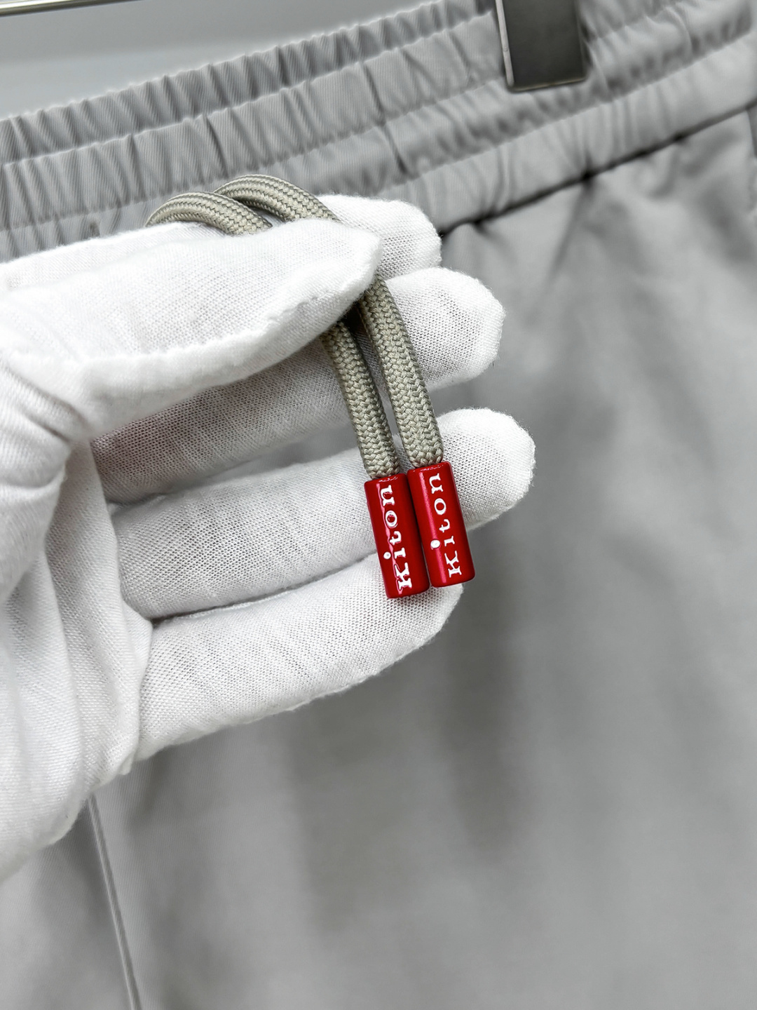 Kiton 2025秋冬 品质控推荐！全品相订单 松紧腰拉链直脚休闲裤 ，年年经典款式 松紧绳抽绳 字母