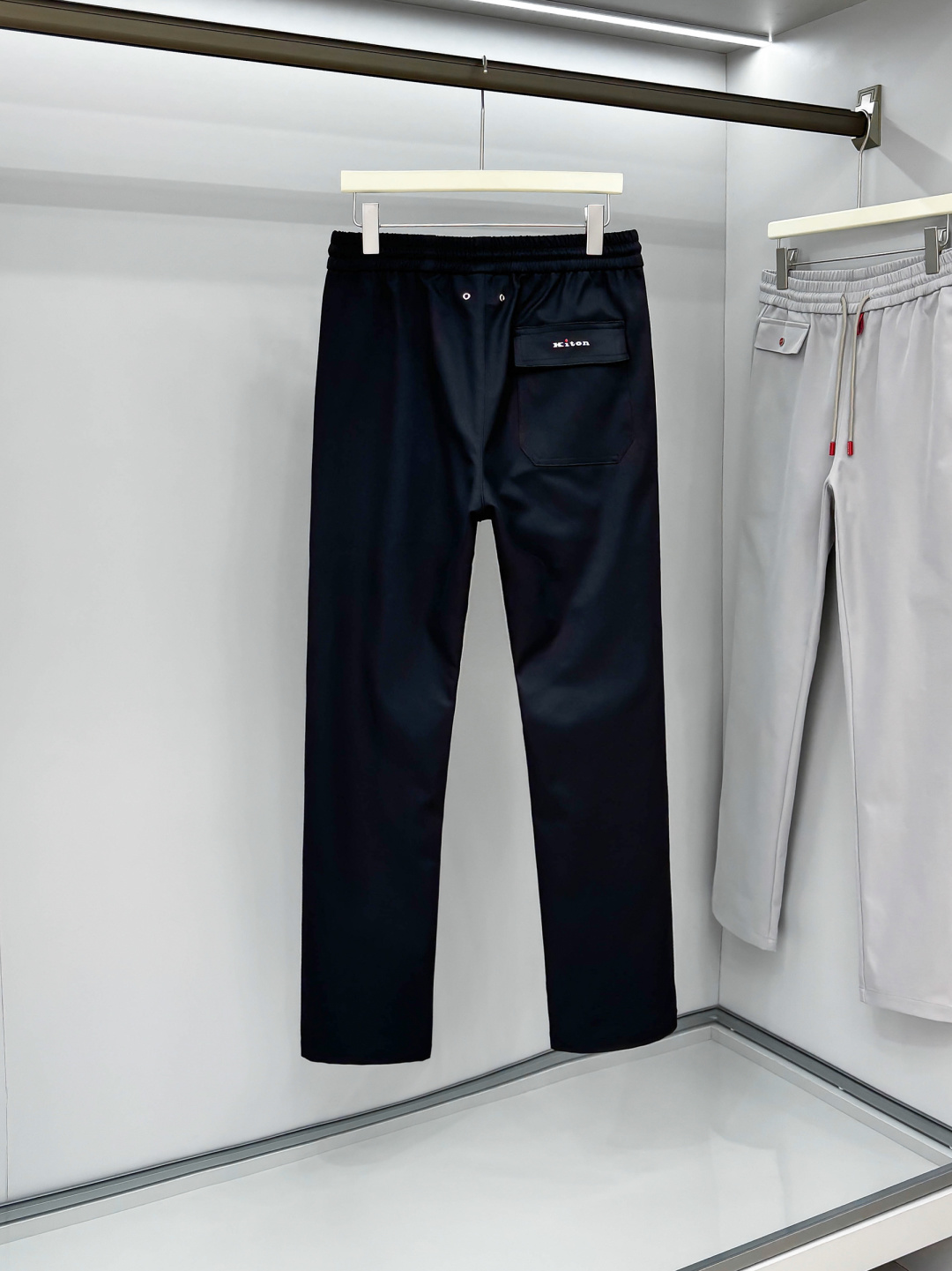 Kiton 2025秋冬 品质控推荐！全品相订单 松紧腰拉链直脚休闲裤 ，年年经典款式 松紧绳抽绳 字母