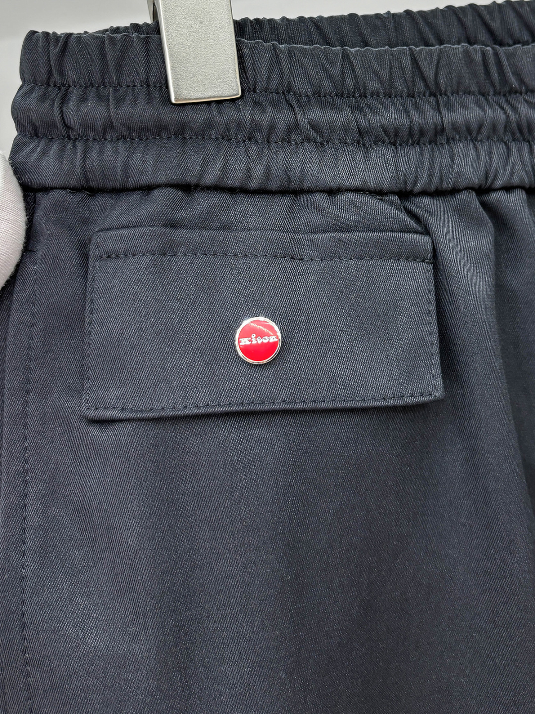 Kiton 2025秋冬 品质控推荐！全品相订单 松紧腰拉链直脚休闲裤 ，年年经典款式 松紧绳抽绳 字母