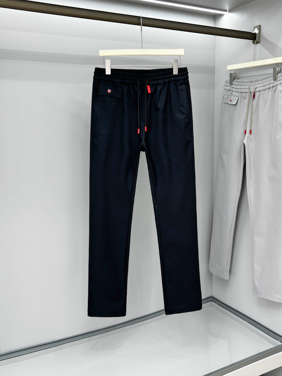 Kiton 2025秋冬 品质控推荐！全品相订单 松紧腰拉链直脚休闲裤 ，年年经典款式 松紧绳抽绳 字母