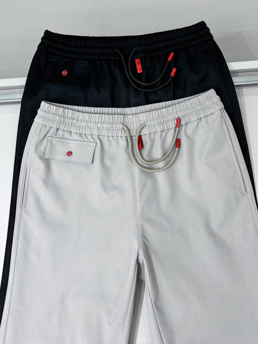 组合图 Kiton 2025秋冬 品质控推荐！全品相订单 松紧腰拉链直脚休闲裤 ，年年经典款式 松紧绳抽