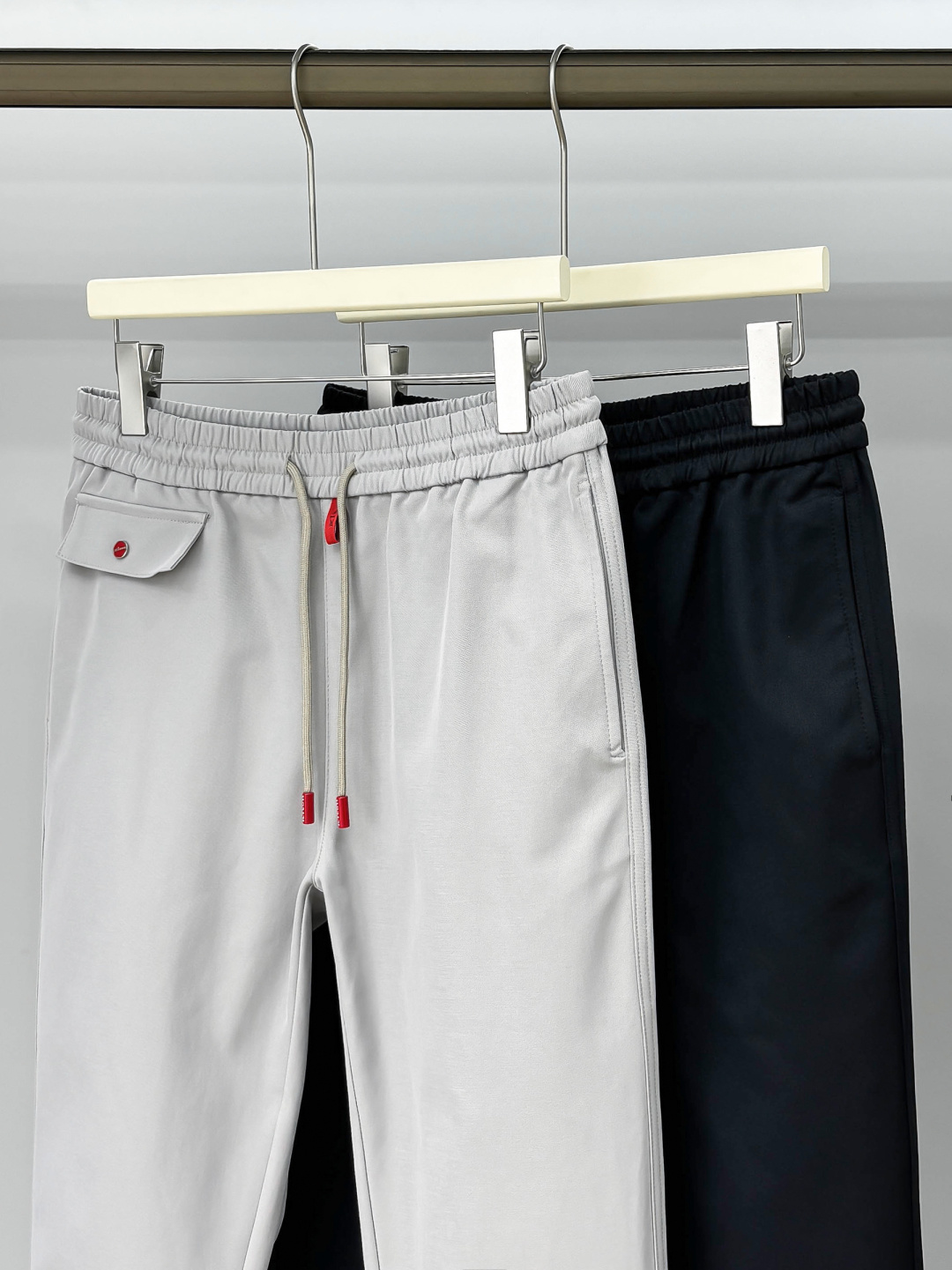 组合图 Kiton 2025秋冬 品质控推荐！全品相订单 松紧腰拉链直脚休闲裤 ，年年经典款式 松紧绳抽